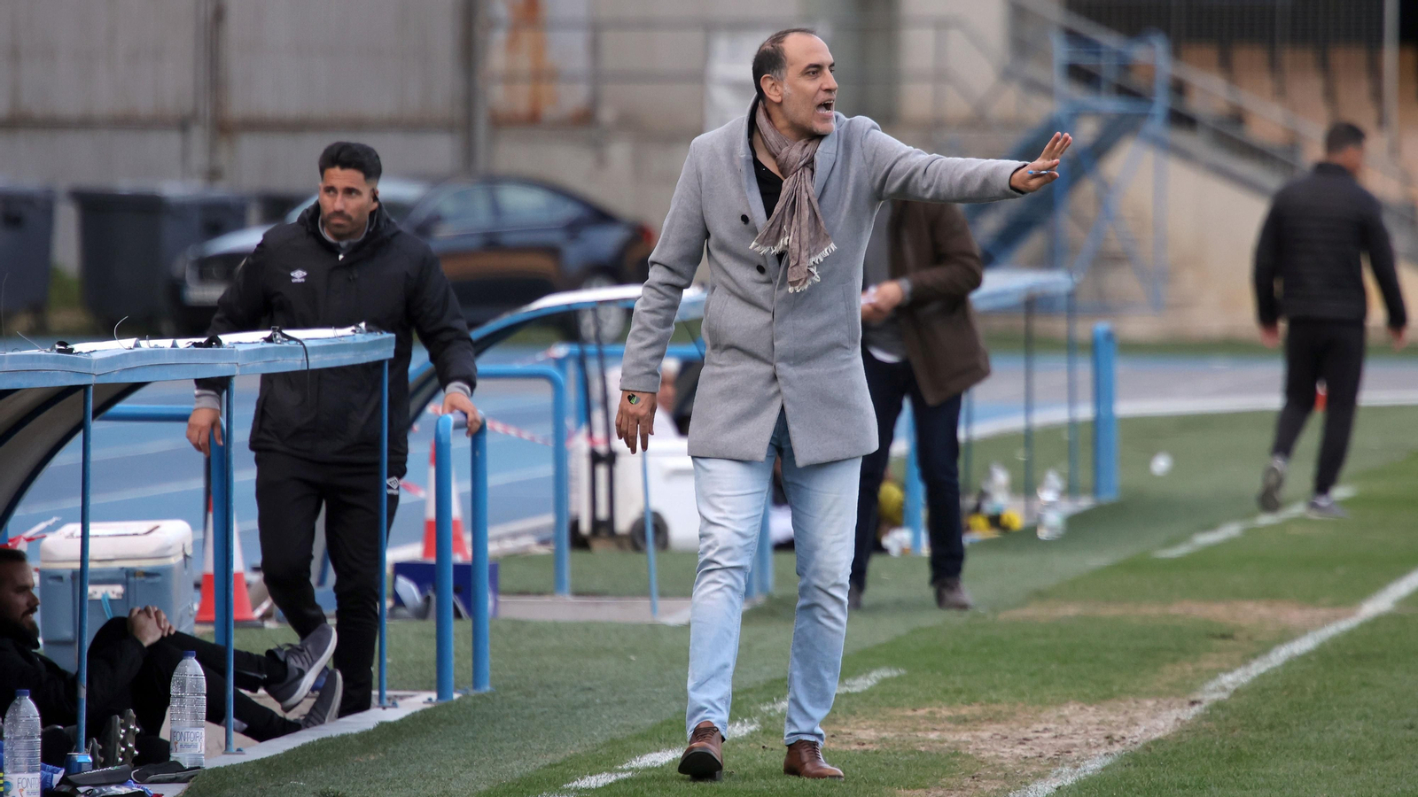 Romerito no paró de dar instrucciones  a sus jugadores.