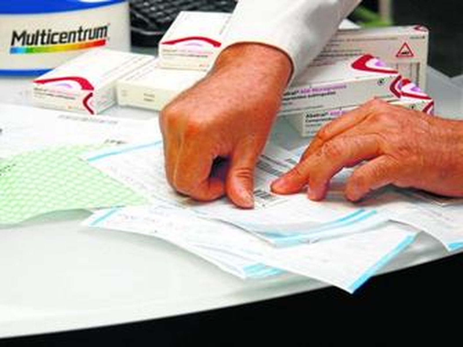 Un farmacéutico pega el código de barras de los fármacos sobre las recetas en una imagen de archivo.