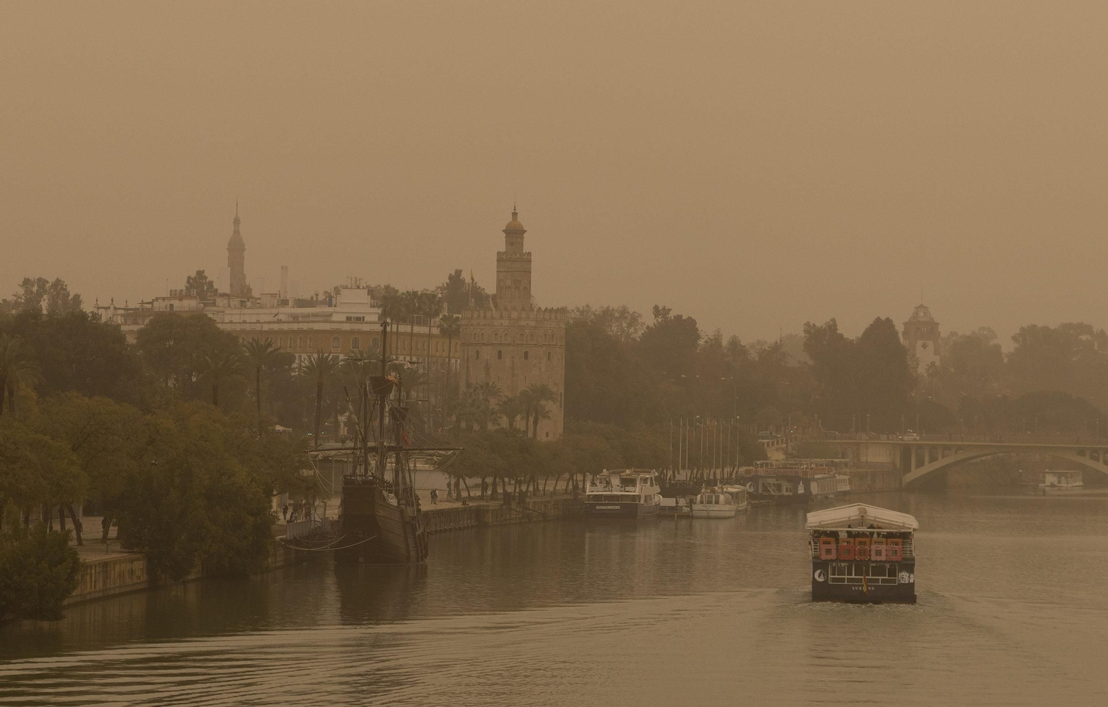 Las imágenes de Sevilla cubierta de calima y polvo en suspensión