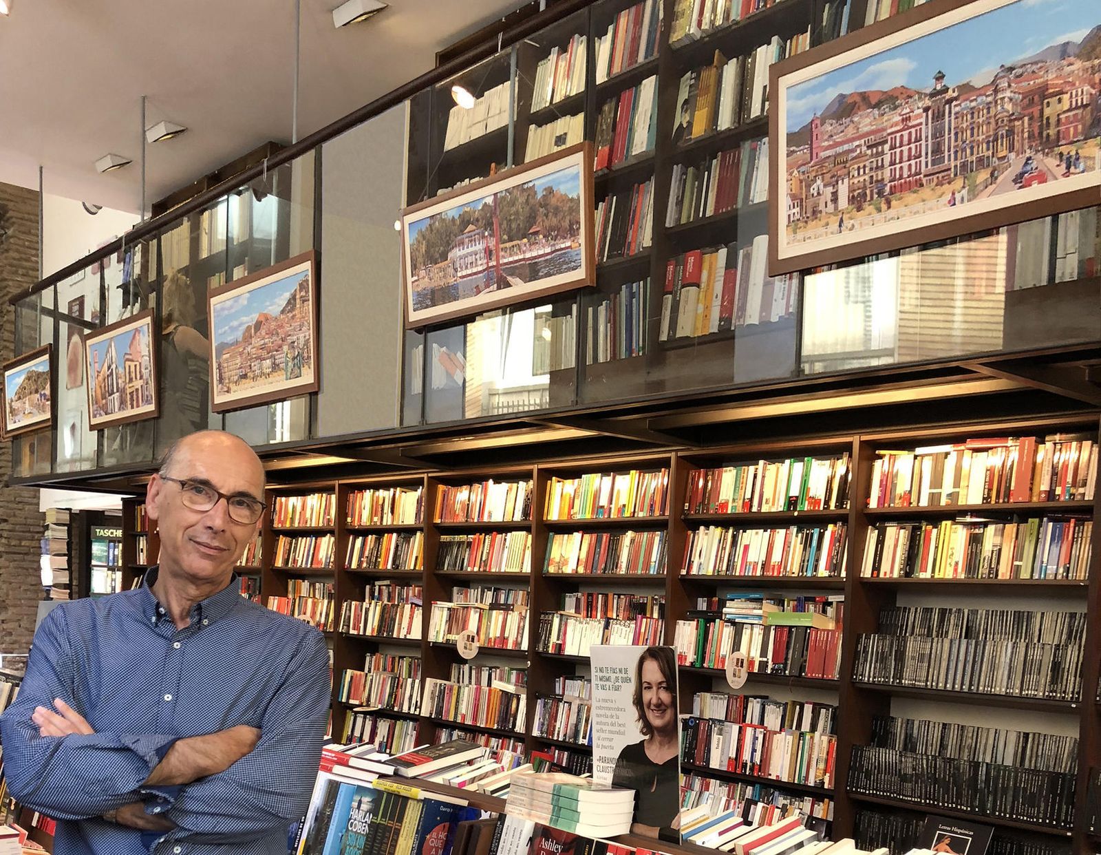 El autor posa junto a las láminas expuestas en la librería Proteo y Prometeo.