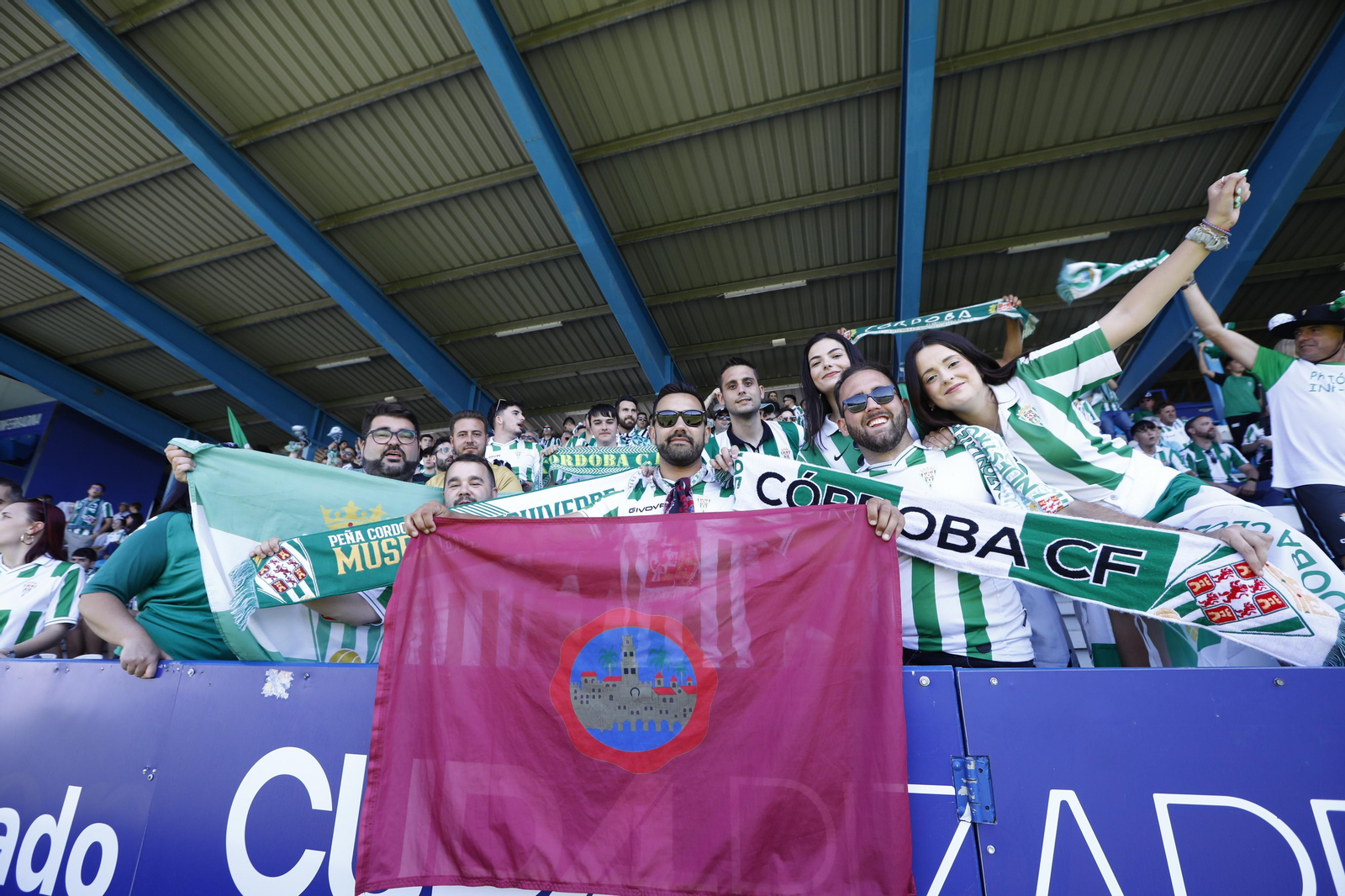 Las mejores fotos de la afición del Córdoba CF en el partido ante la Ponferradina en El Toralín Las mejores fotos de la afición del Córdoba CF en el partido ante la Ponferradina en El Toralín