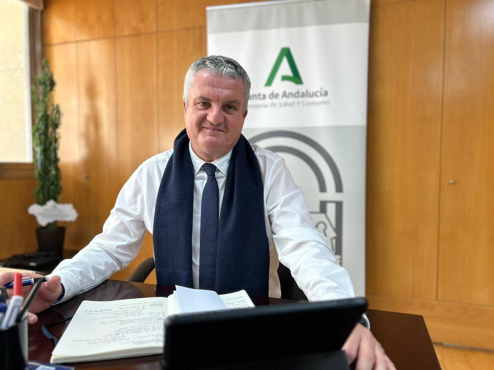 Juan de la Cruz Belmonte en su despacho en la Delegación de Salud y Consumo