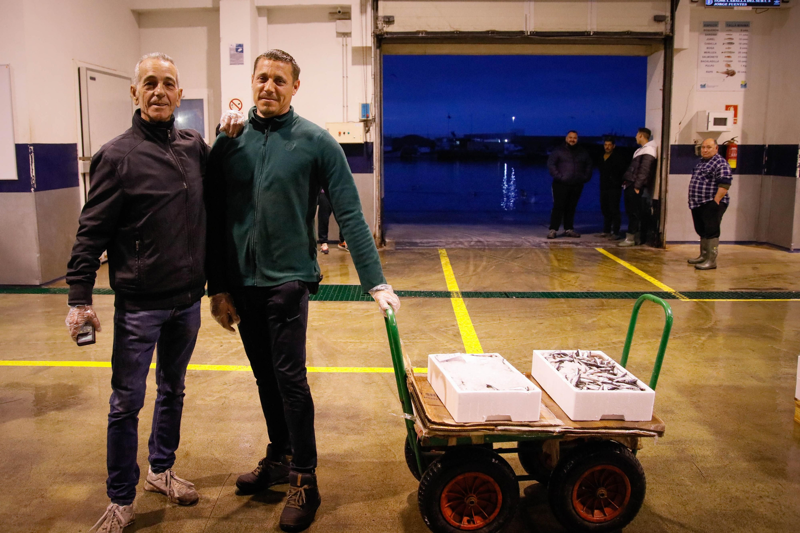 Te contamos en imágenes como ha sido la descarga de las traiñas en la lonja de Almería