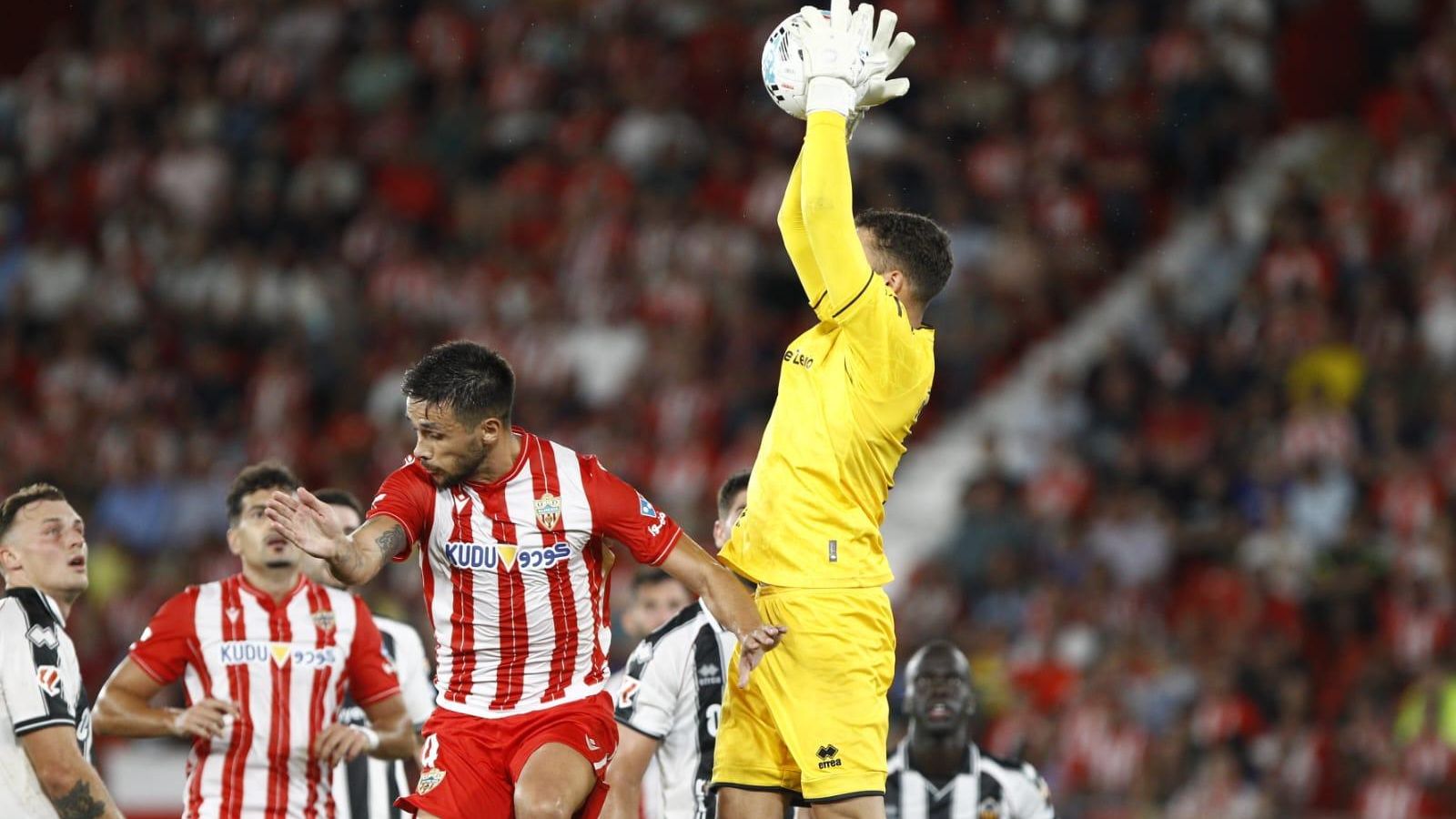 Monte intenta rematar de cabeza ante el meta del Castellón Matthys