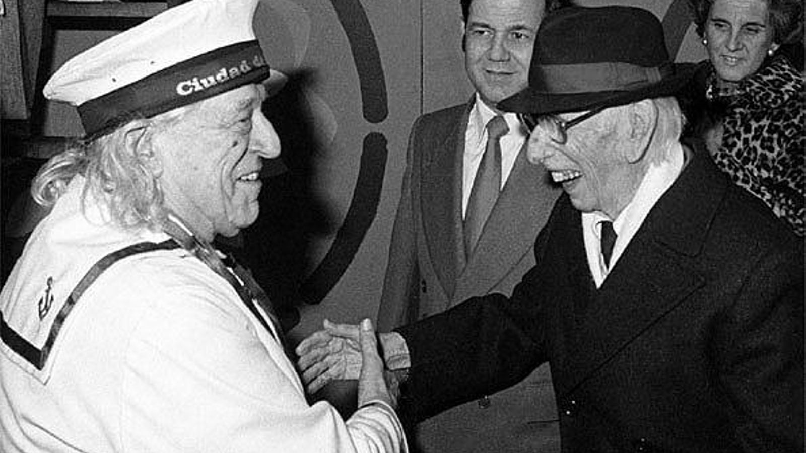 El abrazo de la concordia en los carnavales de Cádiz de 1981 entre Pemán y Alberti en la célebre foto dem Joaquín Hernández 'Kiki'