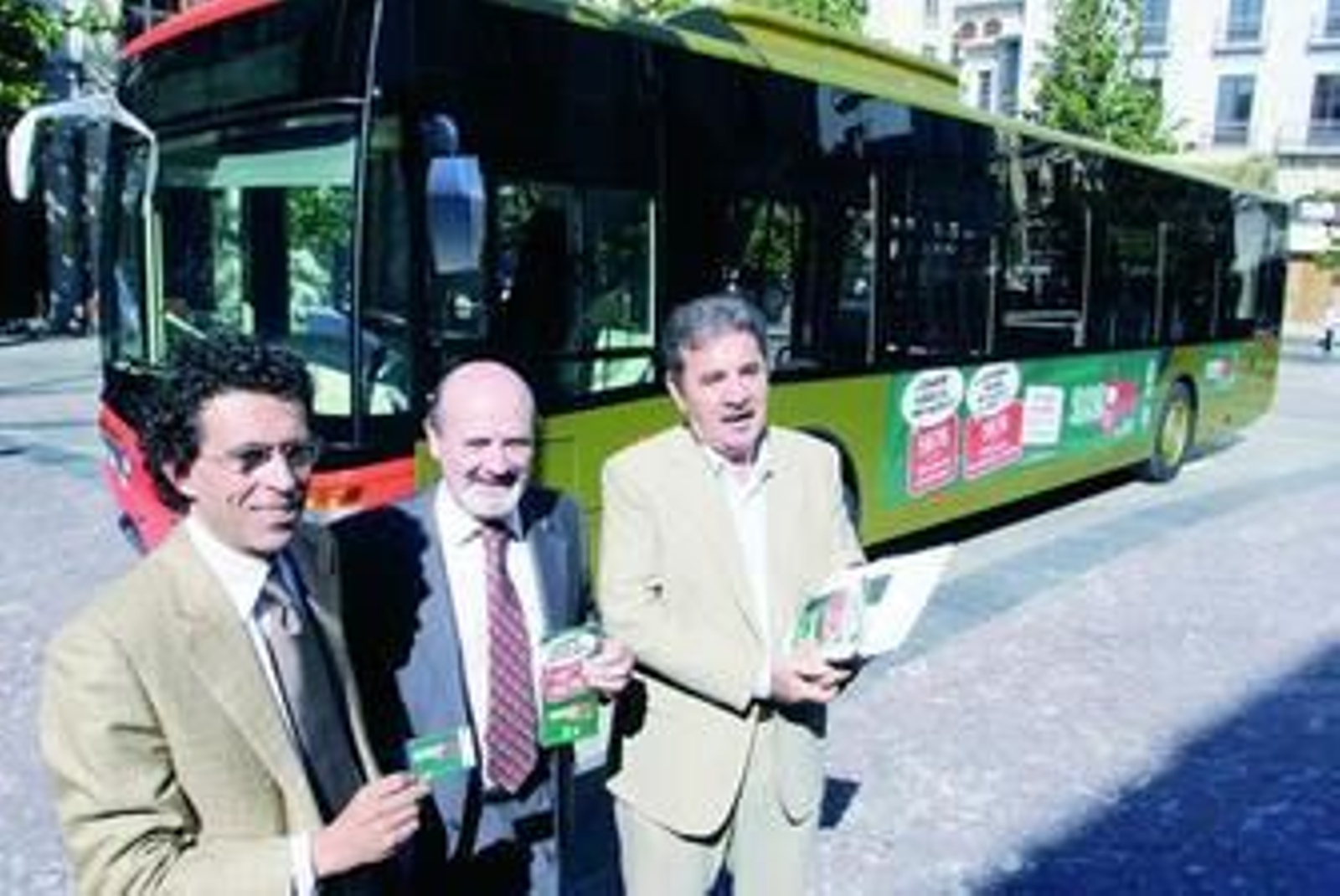 Guillermo Robles, José Manuel García Nieto y Jesús Pulido, ayer, en la Plaza del Carmen.