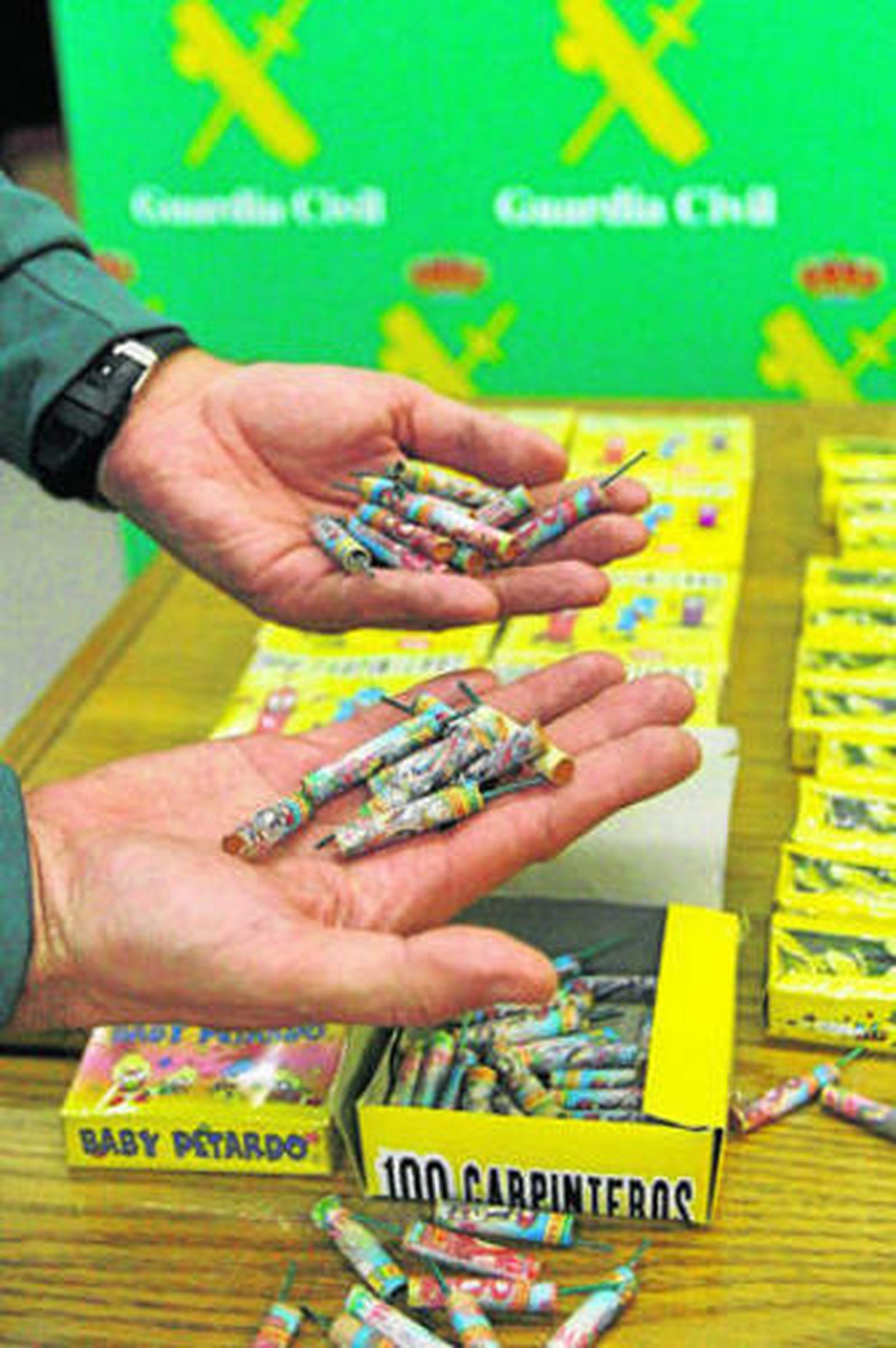 Petardos decomisados por la Guardia Civil.