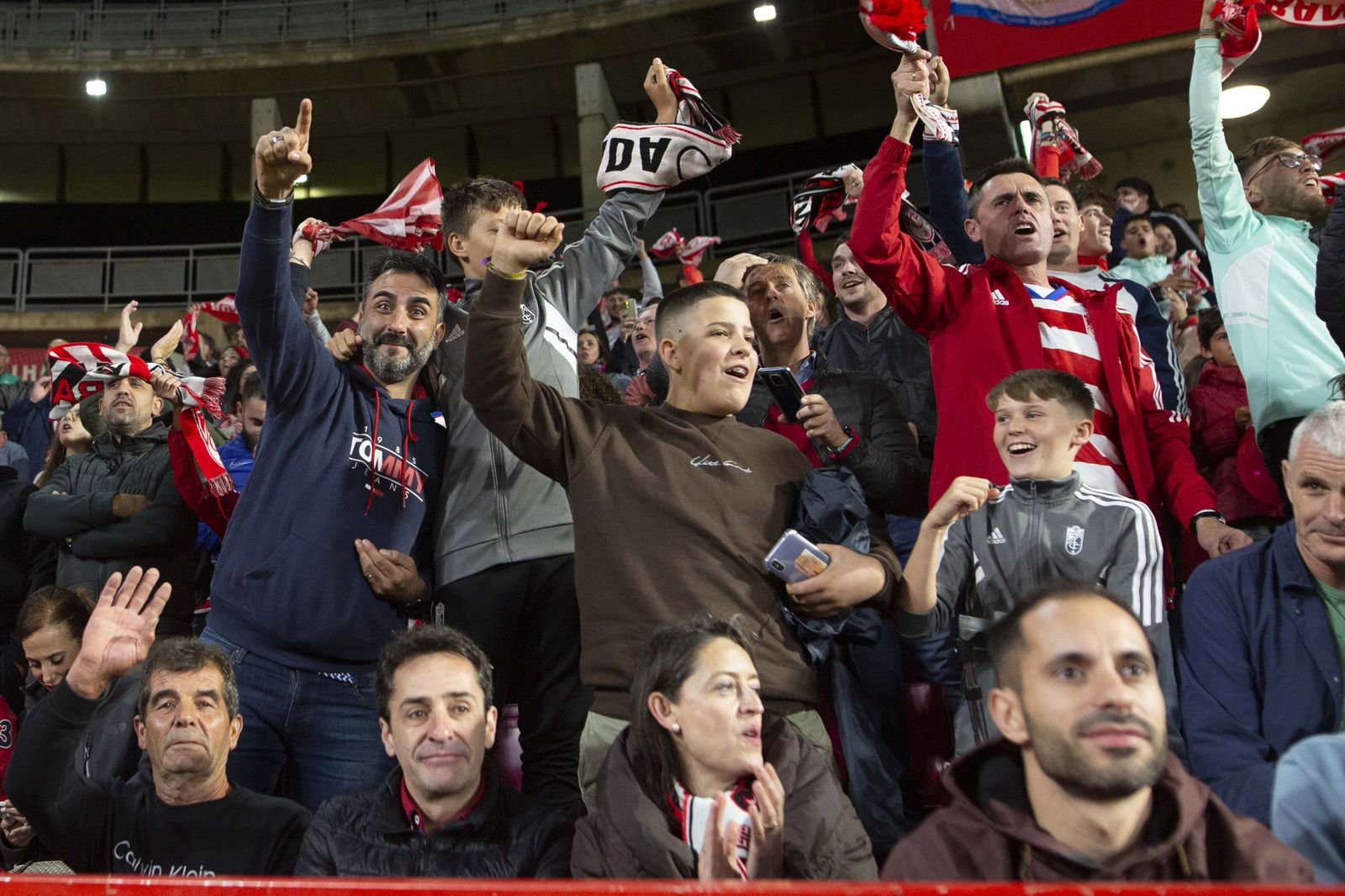 Encuéntrate en la grada en el Granada-Leganés