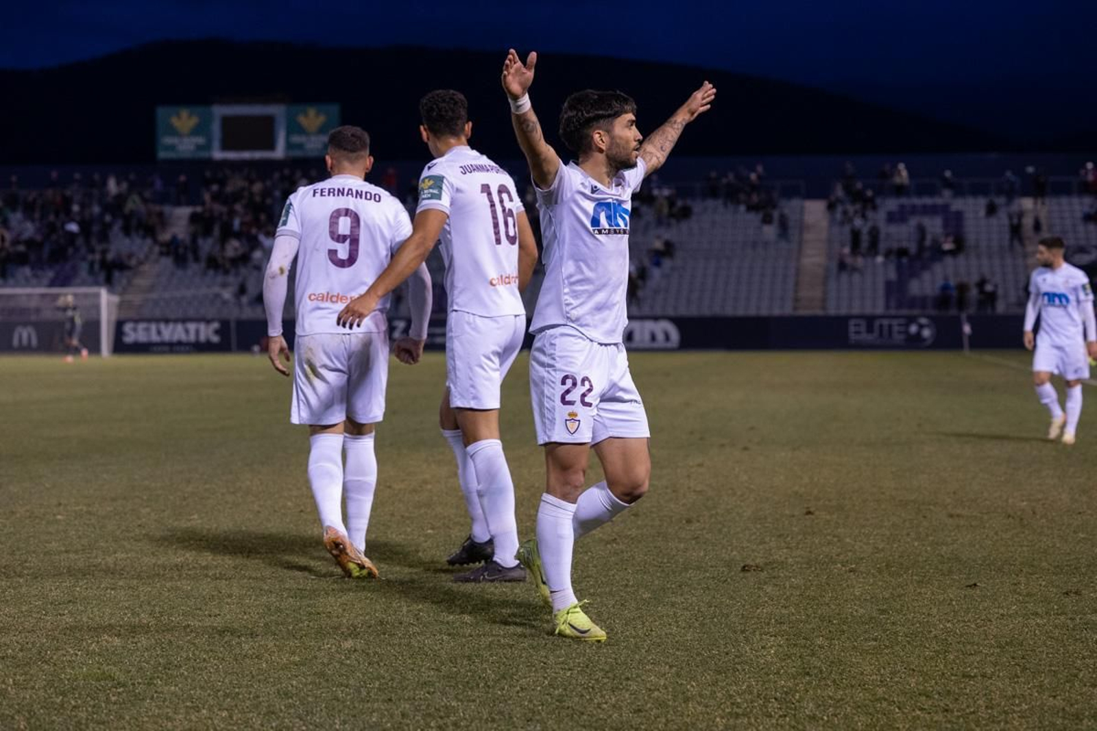 La emoción del triunfo in extremis del Real Jaén ante el Atlético Mancha Real, en imágenes