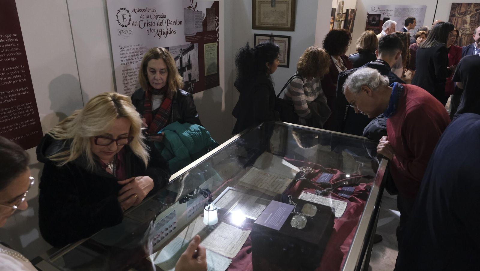 Fotos de la exposición de la Cofradía del Perdón y los Afligidos de Vélez Rubio en la Diputación de Almería