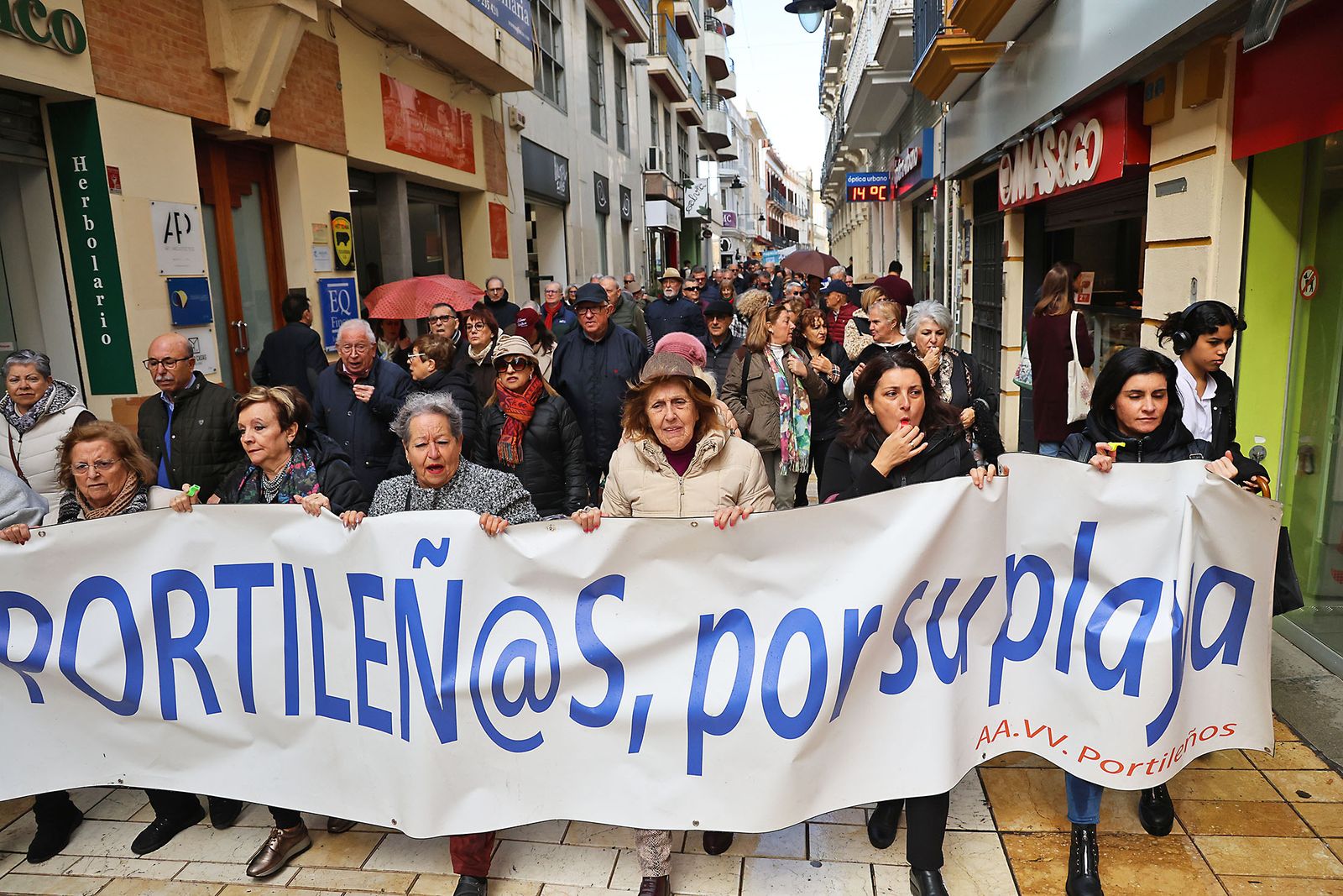 Fotografías de la manifestación en Huelva para exigir la regeneración de las playas