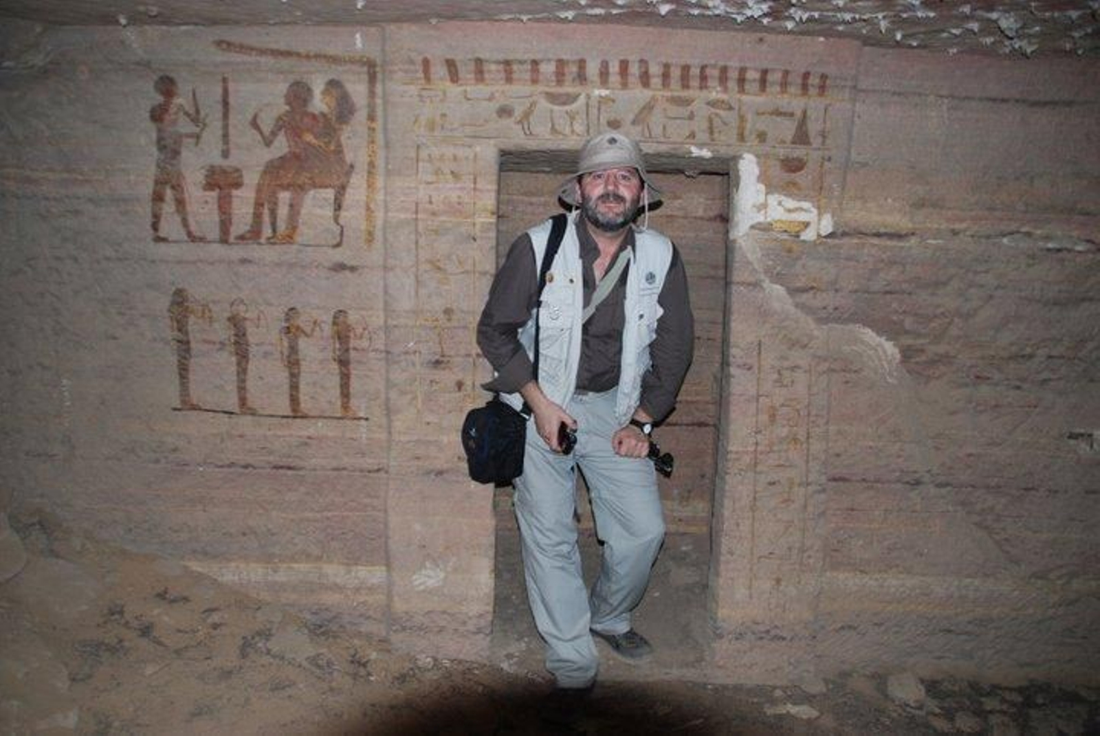 Juan Carlos Castillo, en la necrópolis de Qubbet el Hawa (Asuan).