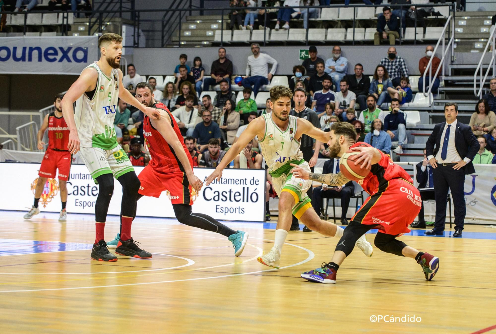 El TAU Castelló-Covirán Granada, en imágenes