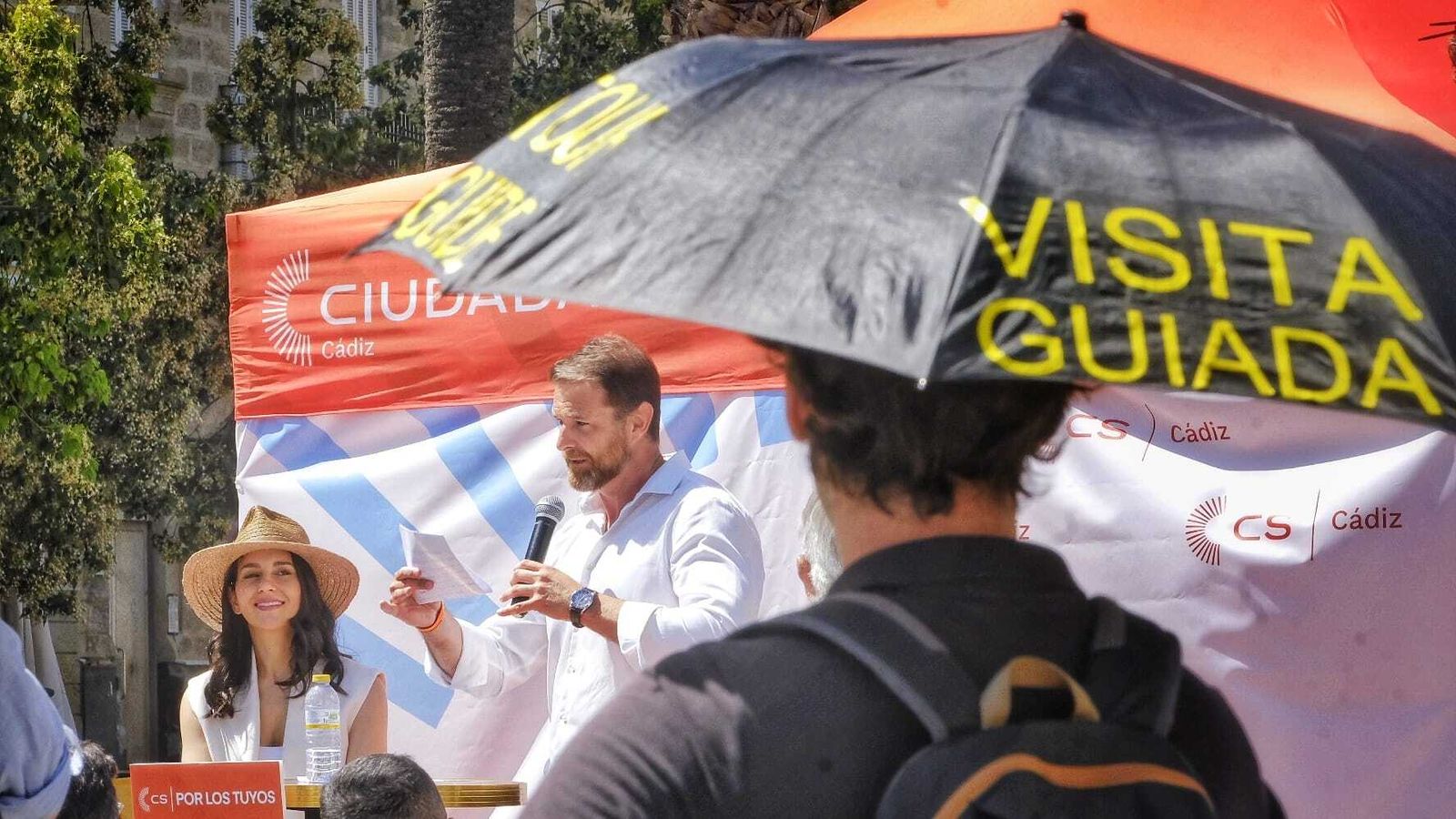 Uno de los momentos de la presentación de la candidatura de Ciudadanos, con Inés Arrimadas, en la plaza de San Juan de Dios.