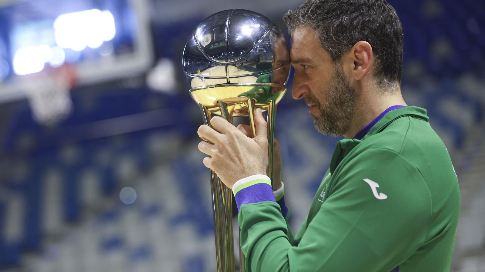 Ibon Navarro, con la Copa. Ibon Navarro, con la Copa.