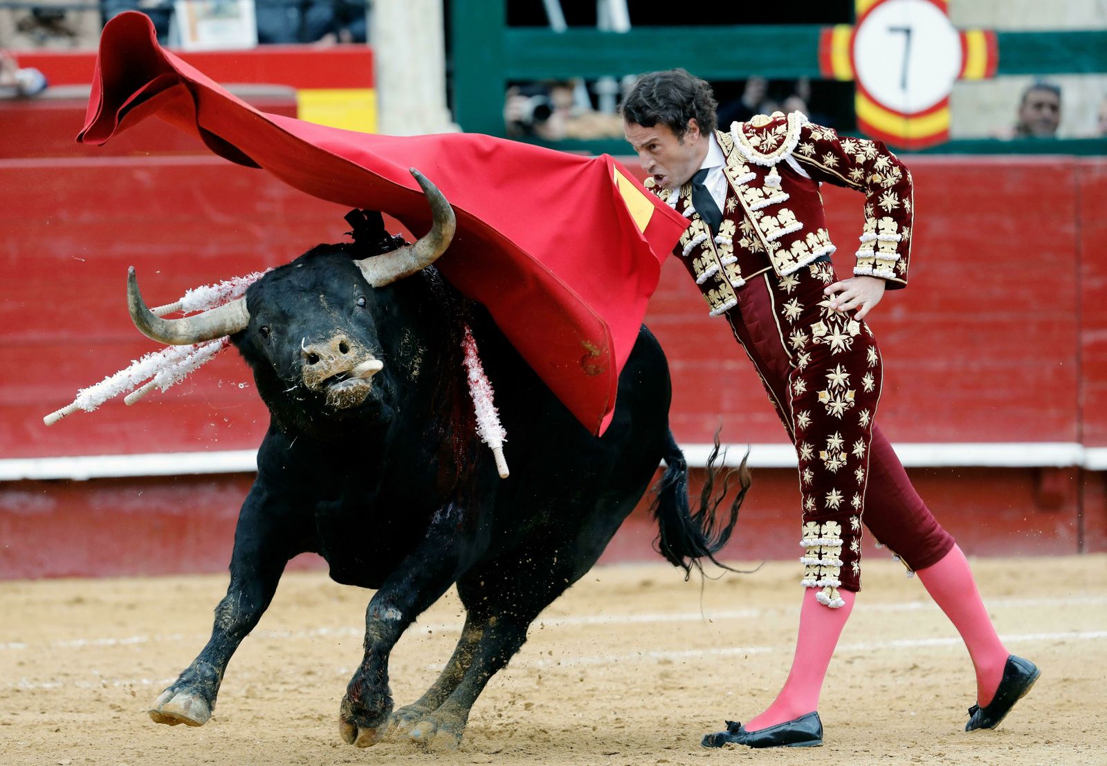 Juan Serrano ‘Finito de Córdoba’, en un pase de pecho a su primero toro, ayer en Valencia.