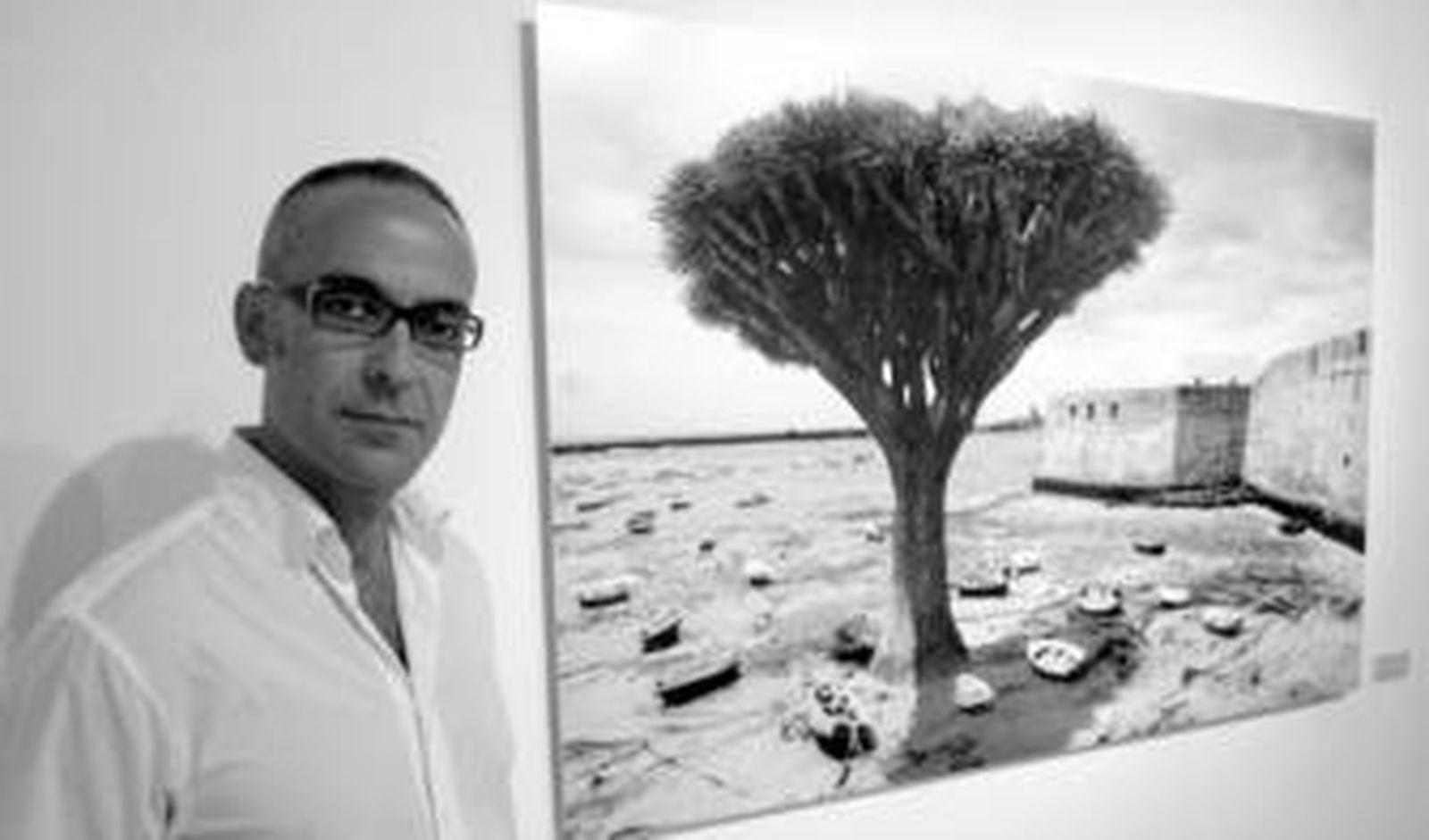 El fotógrafo Jesús Micó ante una de las obras que forman parte de la exposición colectiva 'Mutis Mutandi'