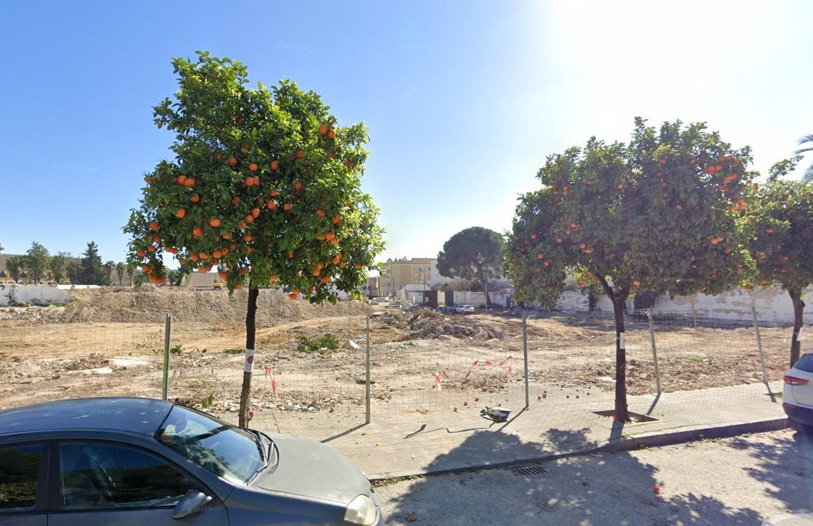 Imagen de parte de los terrenos propiedad del Ayuntamiento que ha puesto en la esquina de calle Pizarro con Fernando de la Cuadra.