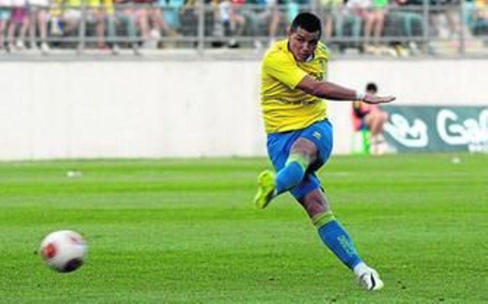 El ariete canario del conjunto cadista golpea el esférico durante uno de los últimos encuentros de la pasada campaña.