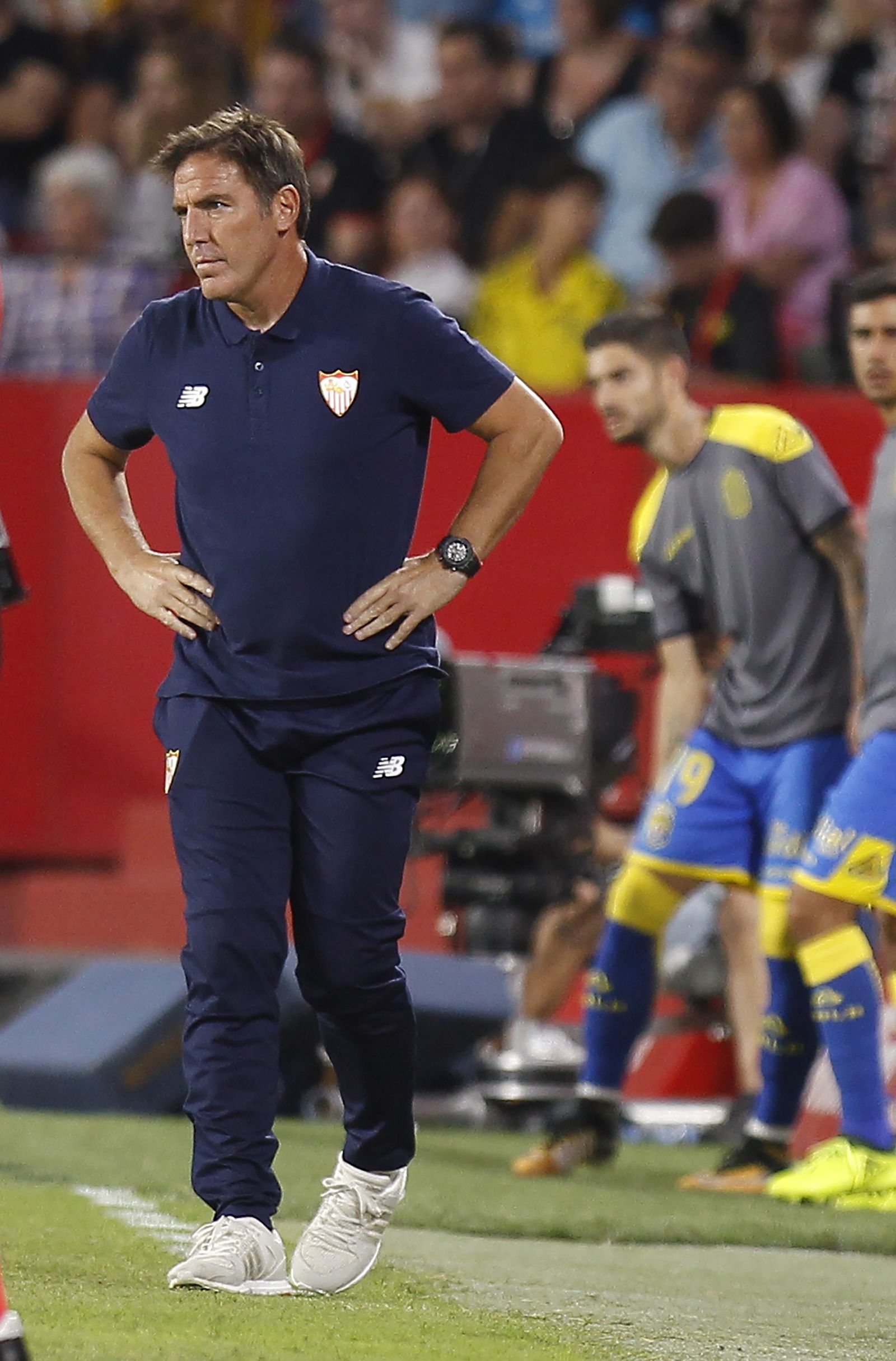 Berizzo observa el partido desde la zona técnica