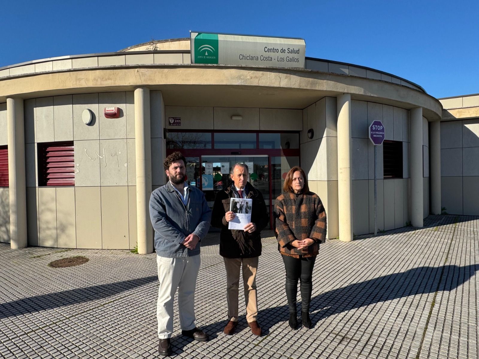 La rueda de prensa se celebró en la puerta de este equipamiento sanitario.