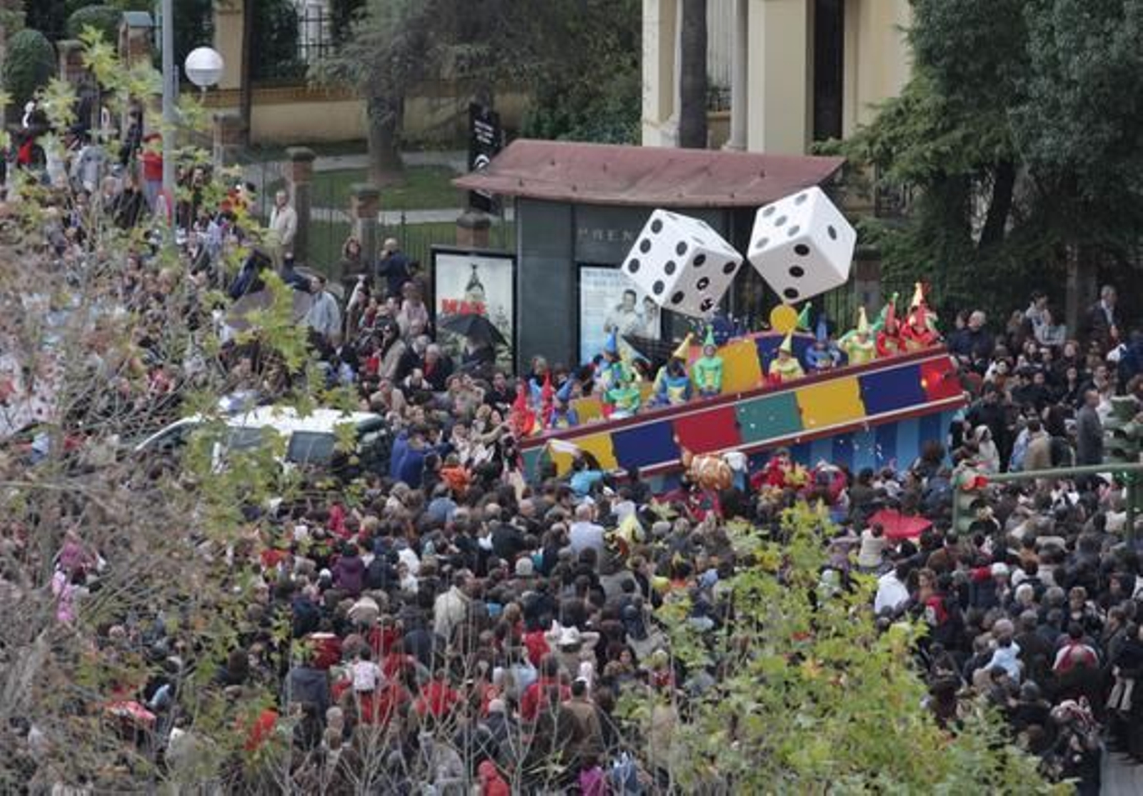 Entre la gente, la carroza que representa a los tradicionales juegos de mesa.

Foto: Belén Vargas