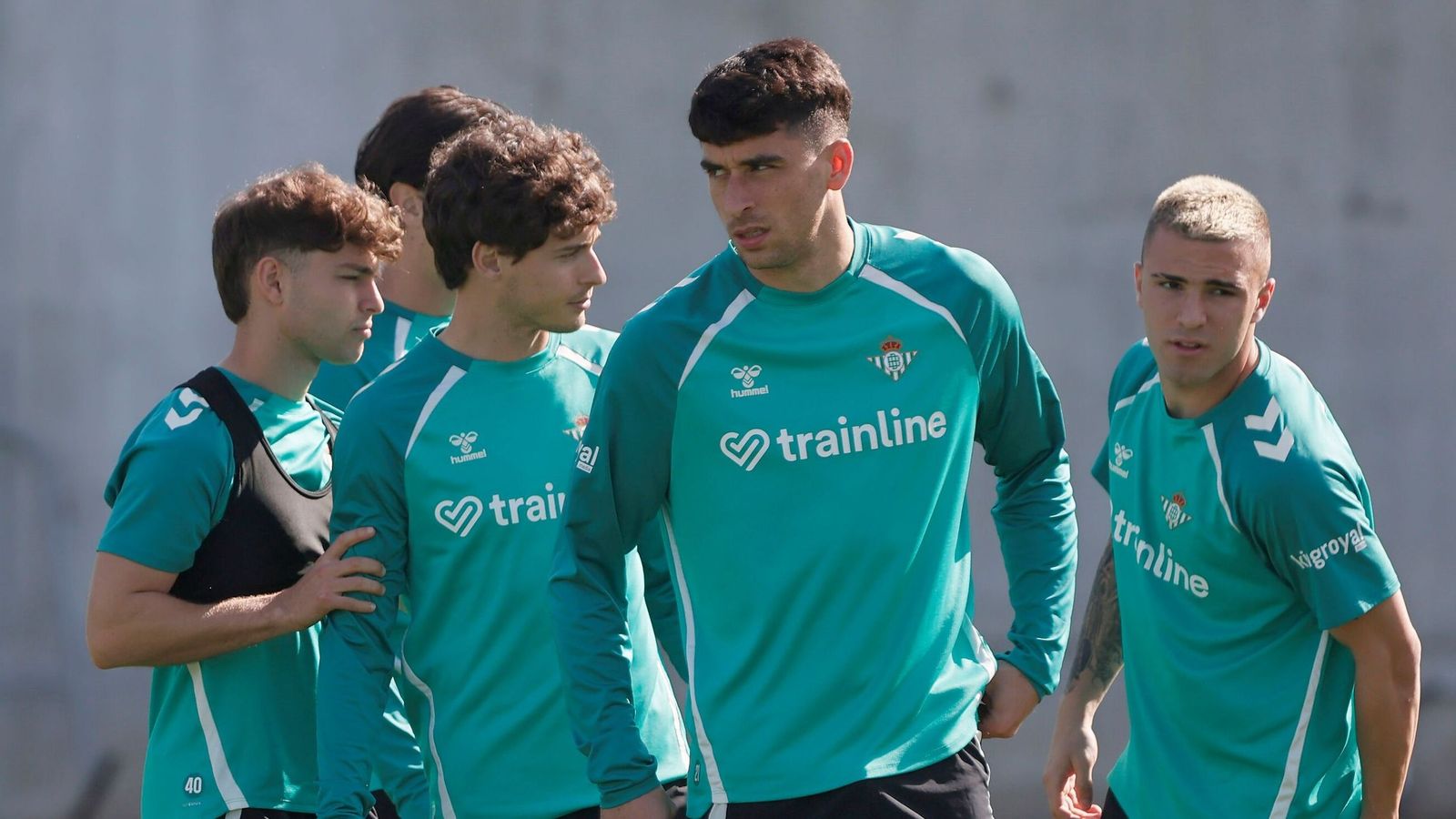 Marc Roca, en el centro, junto a Velentín Gómez, Ángel Ortiz, Riquelme y Pablo García.