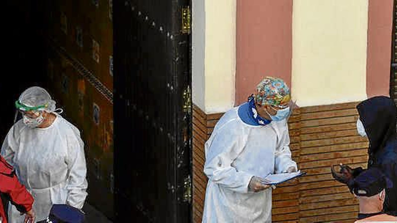 El personal  del comedor recibe a más usuarios.