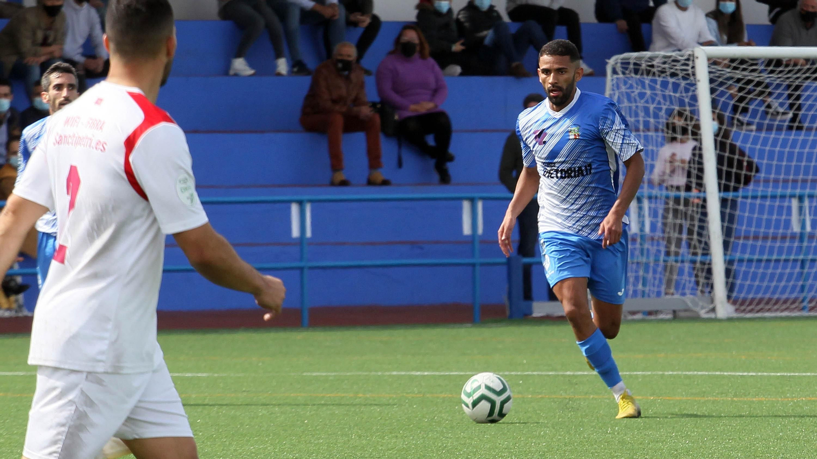 Joao conduce el balón en su etapa en el Guadalcacín.