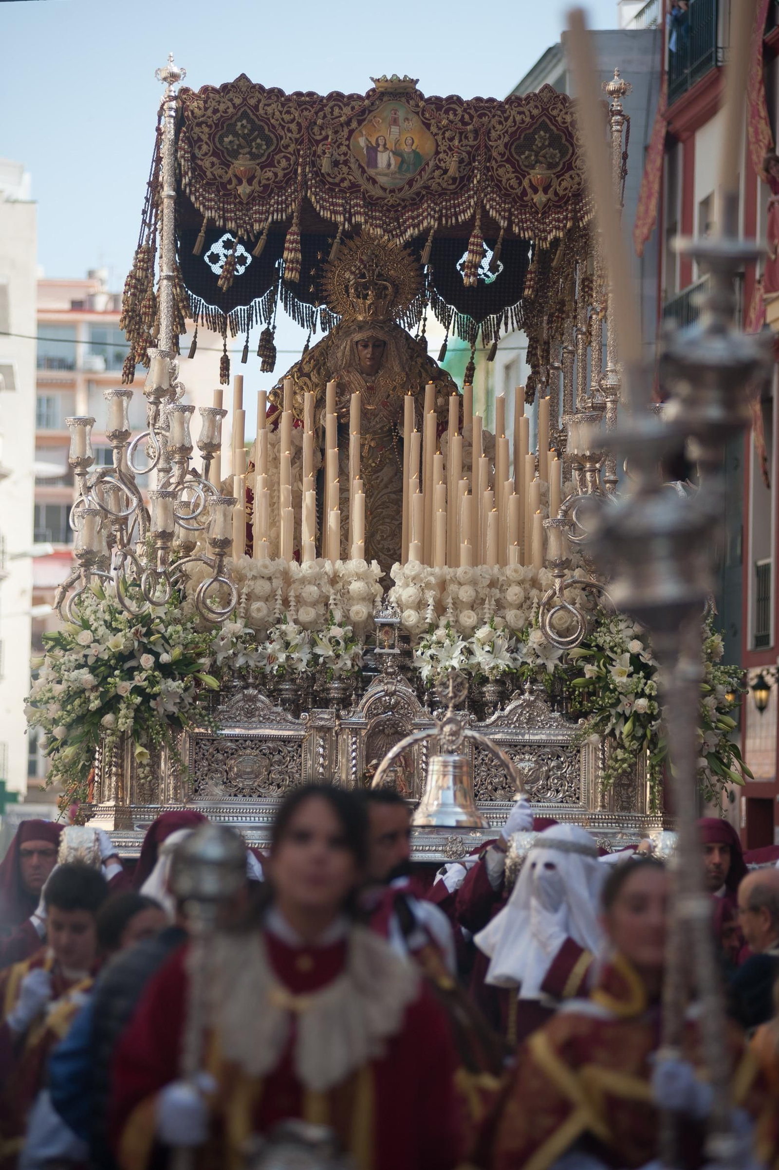 Las Virgen de la O, tras salir de su casa hermandad.