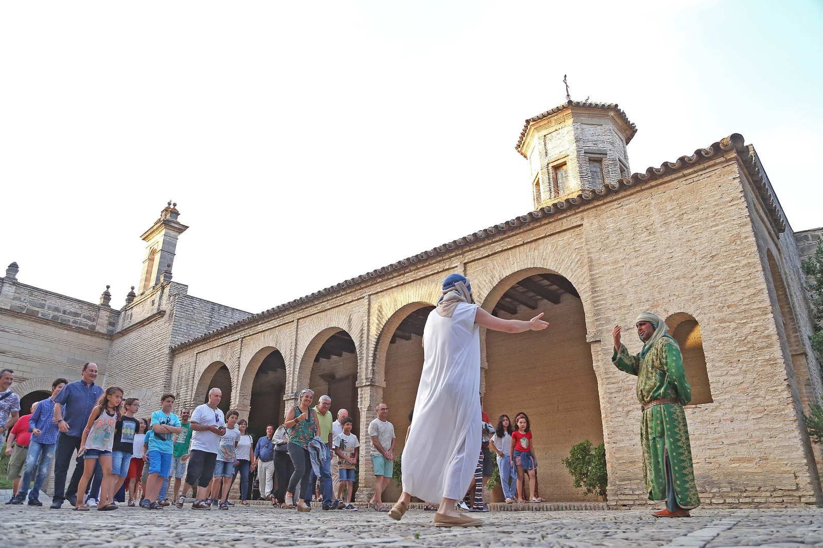 Abul-Abbas Ahmad All-Xeriri presentando a los visitantes a Abul Gamar Ibn Garrum en el Patio de Armas.