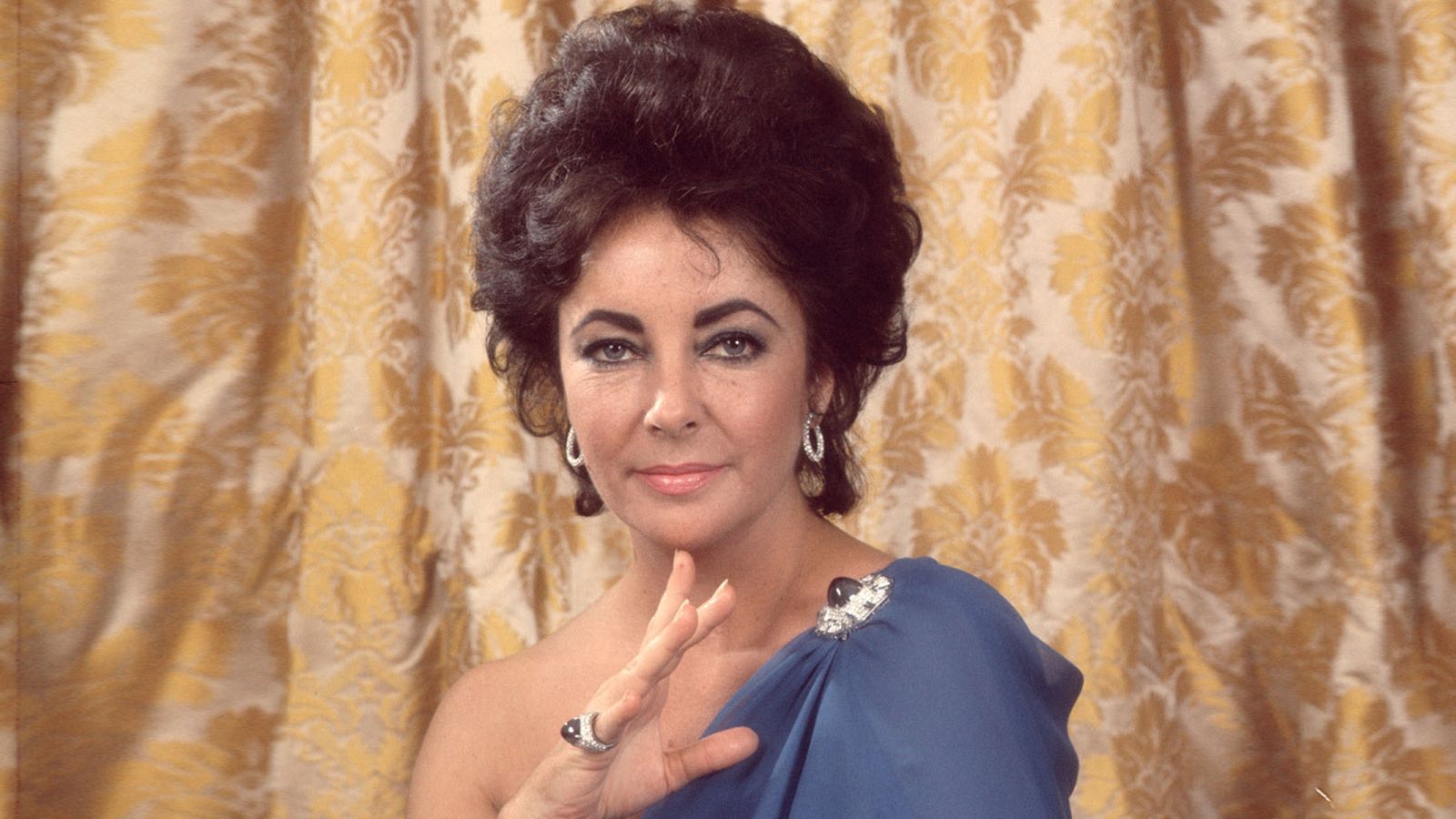 Elizabeth Taylor con dicho anillo de Bvlgari