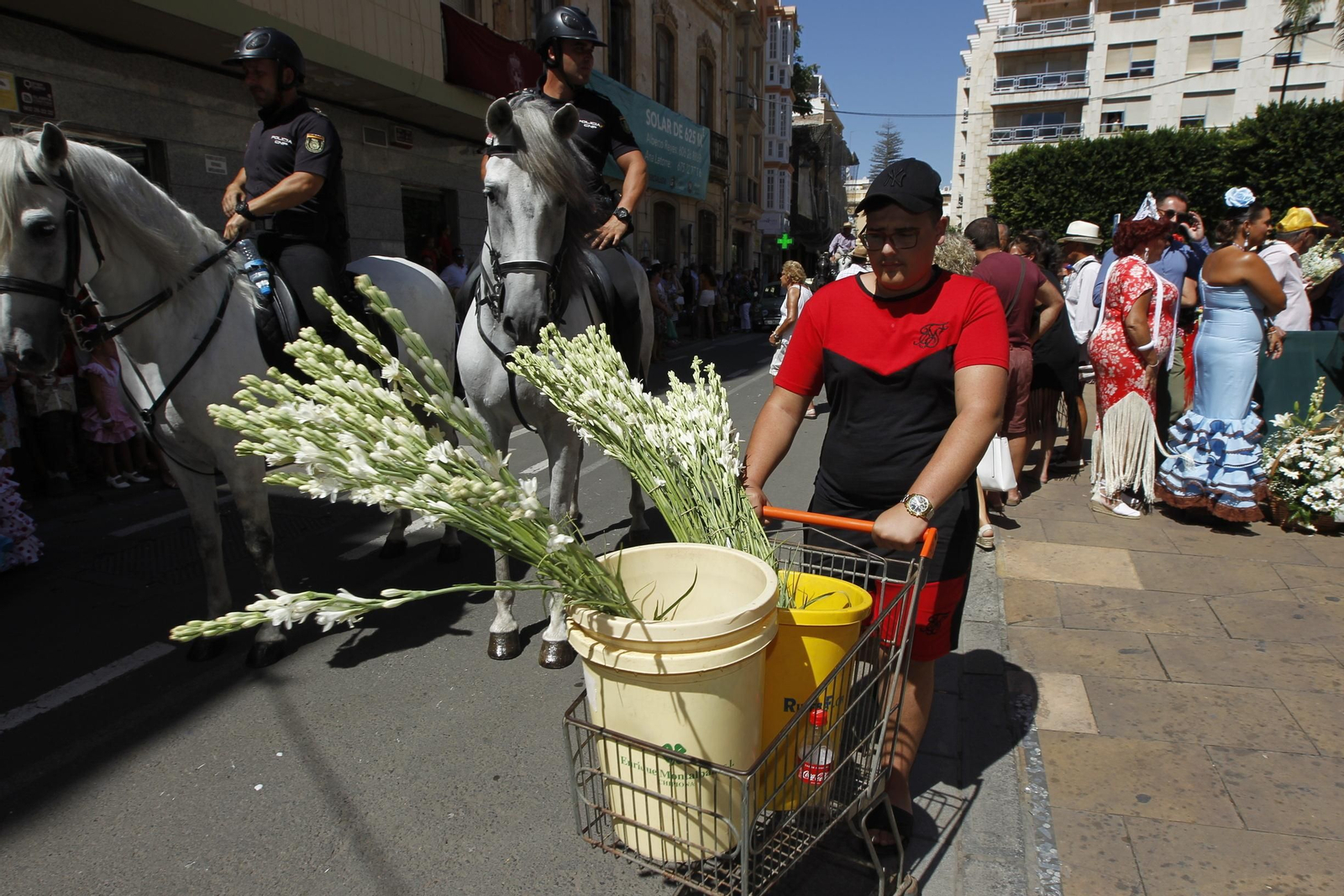Fotogalería ofrenda floral a la Virgen del Mar. Feria de Almería 2019