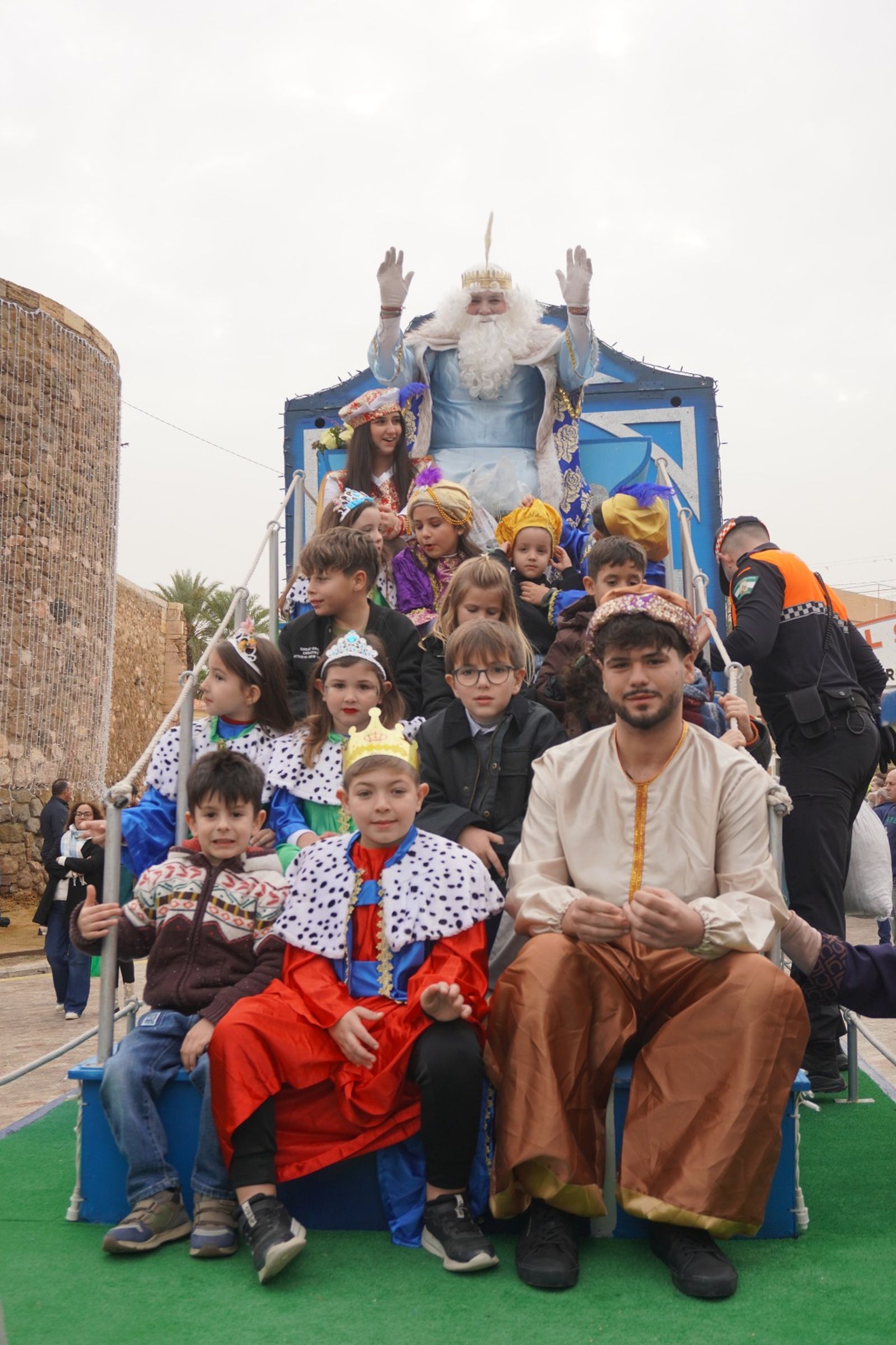 Imágenes de la cabalgata de Carboneras: más de 1.700 caramelos repartidos