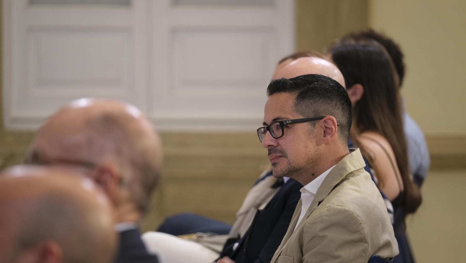 El Doctor Antonio Ríos presenta su libro 'Una Rodilla Feliz', en imágenes