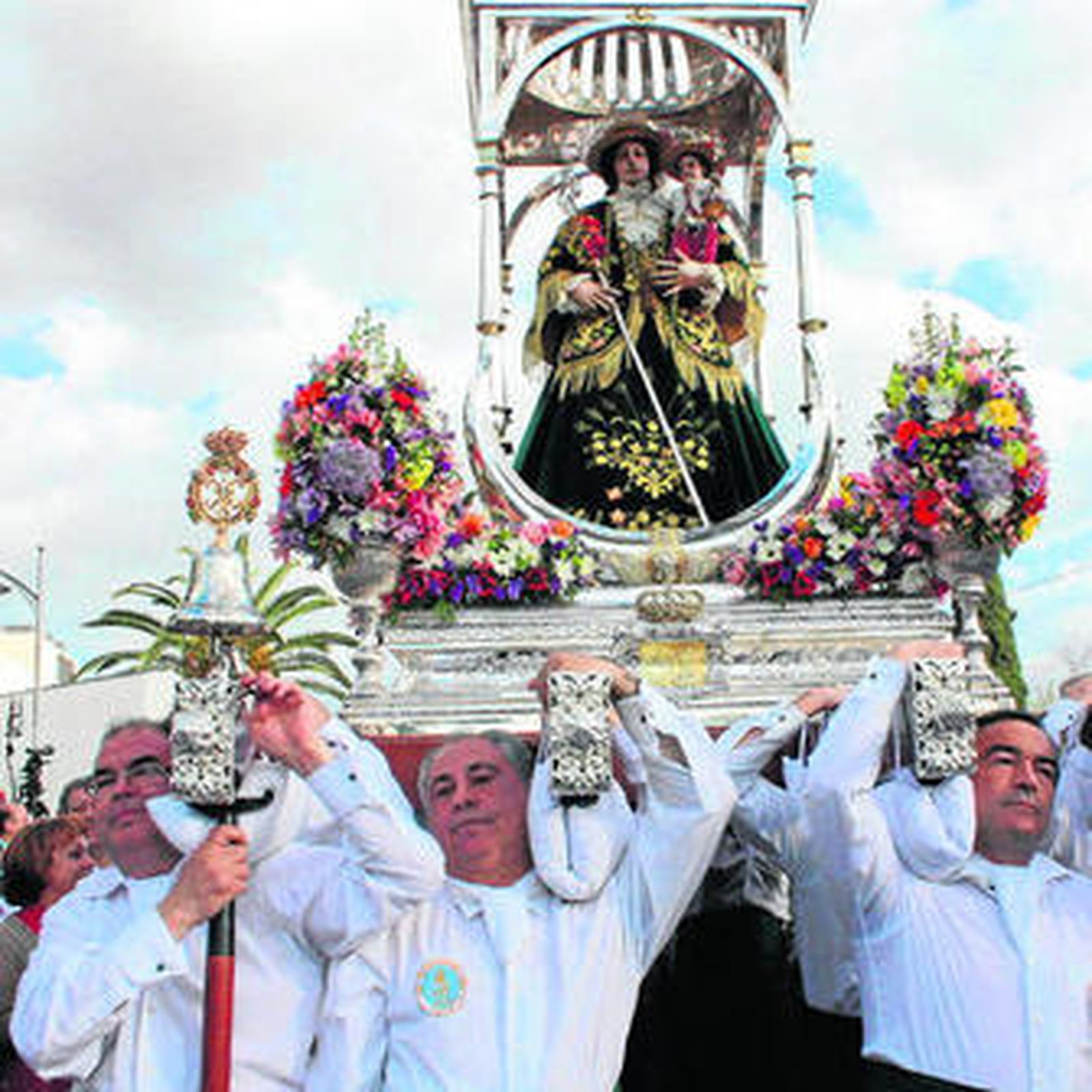 Los santeros cargan a la Virgen de Araceli en su llegada a la ciudad.