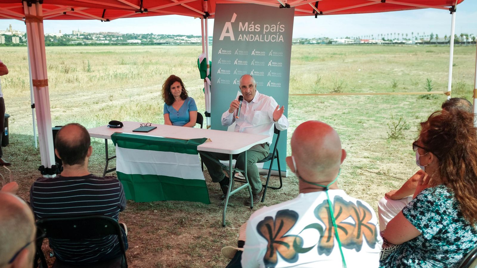 Un momento del acto sobre Tablada celebrado este sábado por Más País. Esperanza Gómez junto a Indalecio de la Lastra.