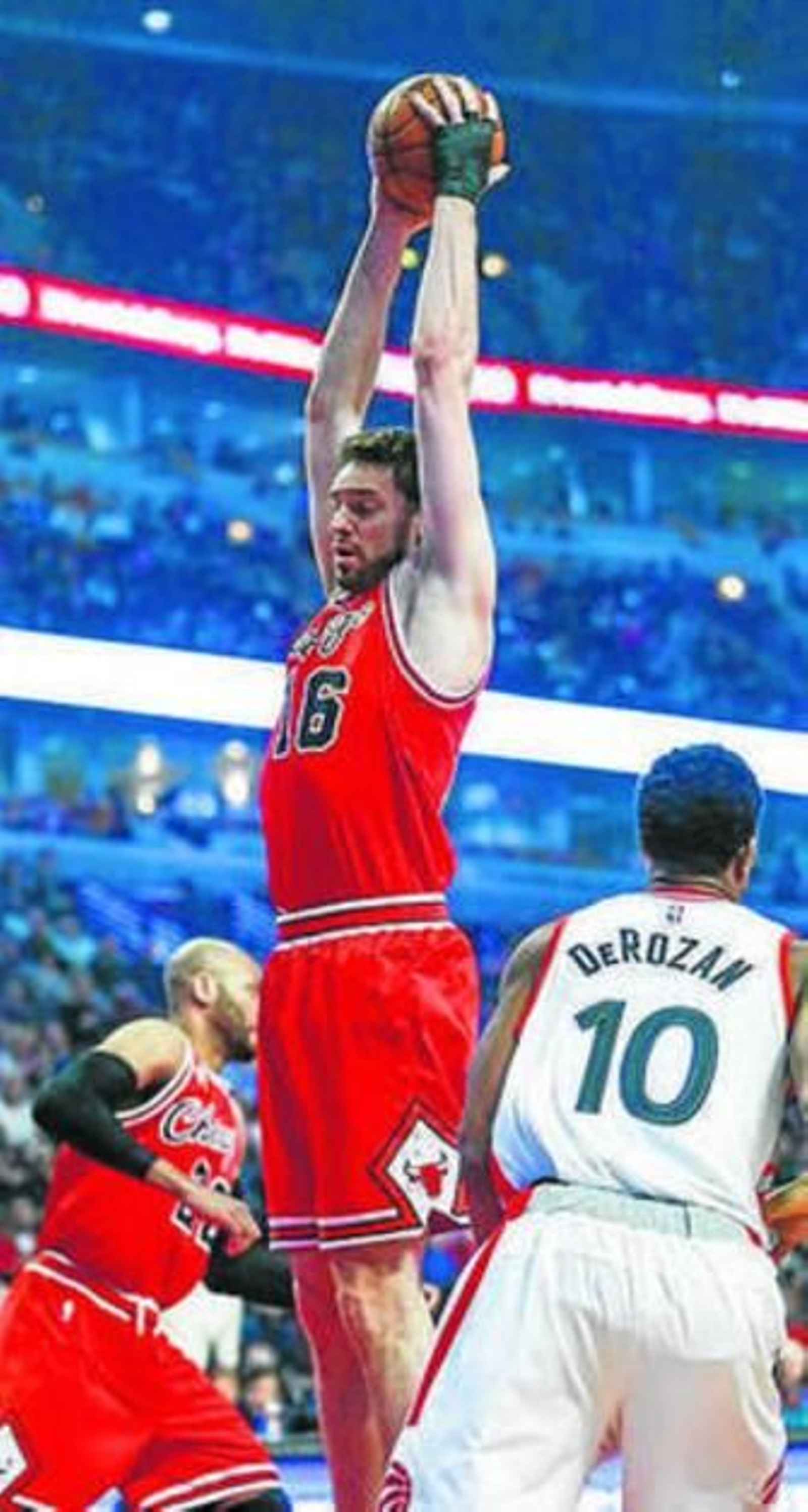 Pau Gasol captura un rebote.