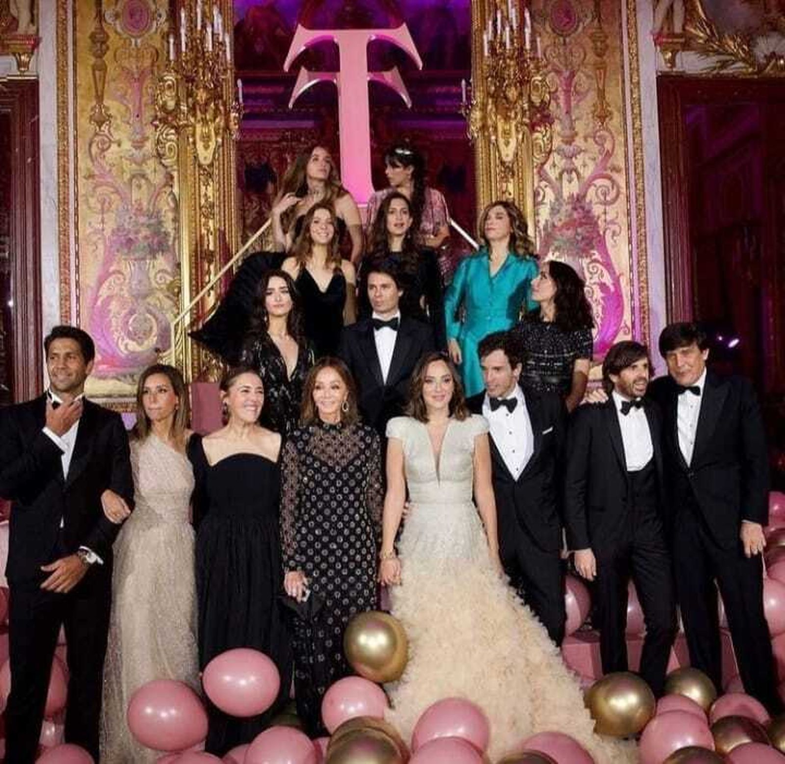La familia de Tamara y su novio Iñigo Onieva, a la entrada de la fiesta.