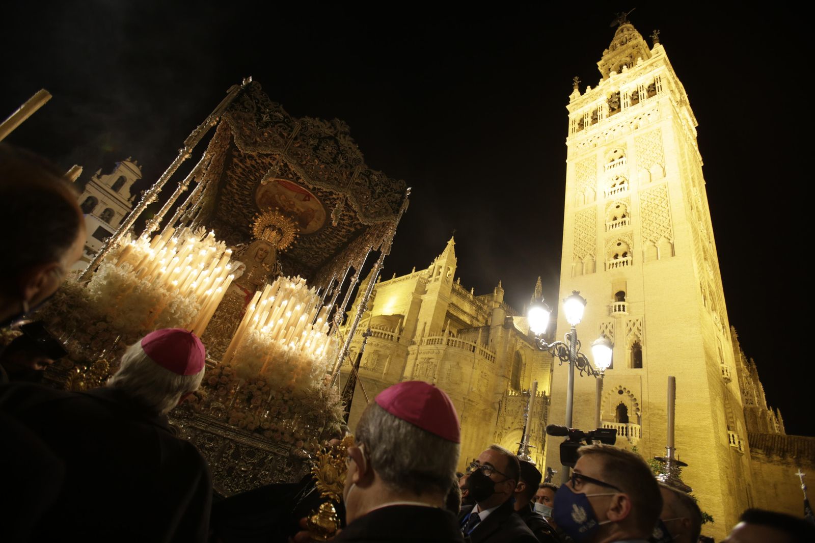 La Candelaria visita el Palacio Arzobispal y el Ayuntamiento de Sevilla