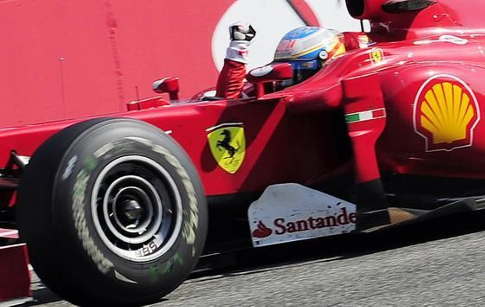 Fernando Alonso refuerza su candidatura al Mundial tras ganar en Monza. / AFP