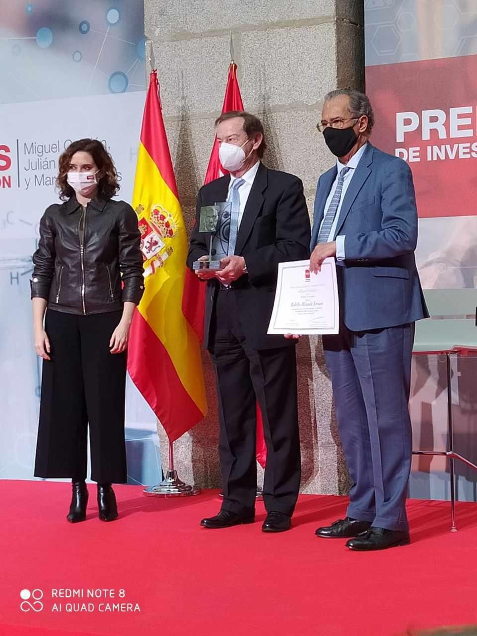 El investigador almeriense recibió el galardón de manos de la presidenta de la Comunidad de Madrid