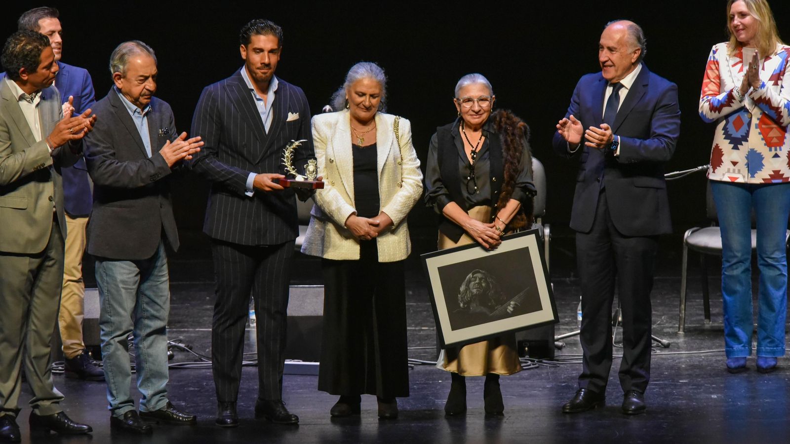 La familia, tras recibir el reconocimiento.