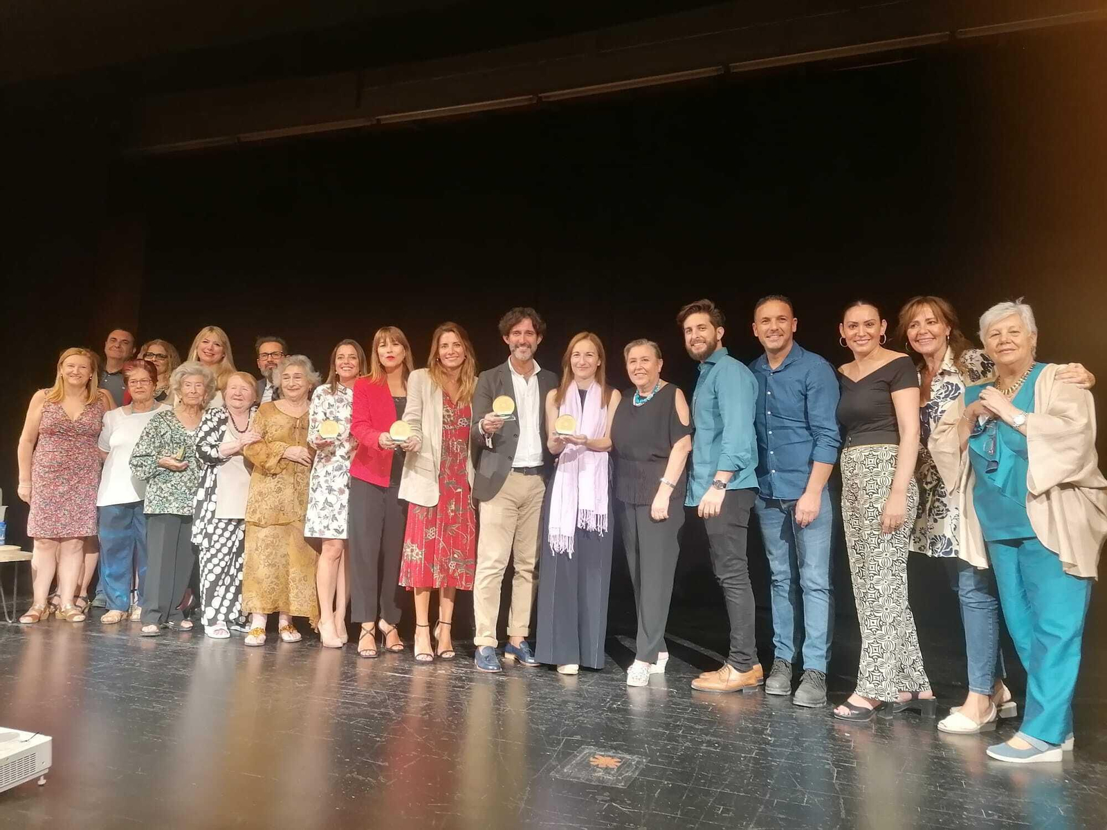 Instituciones premiadas y representantes de las entidades en la foto de familia del acto.