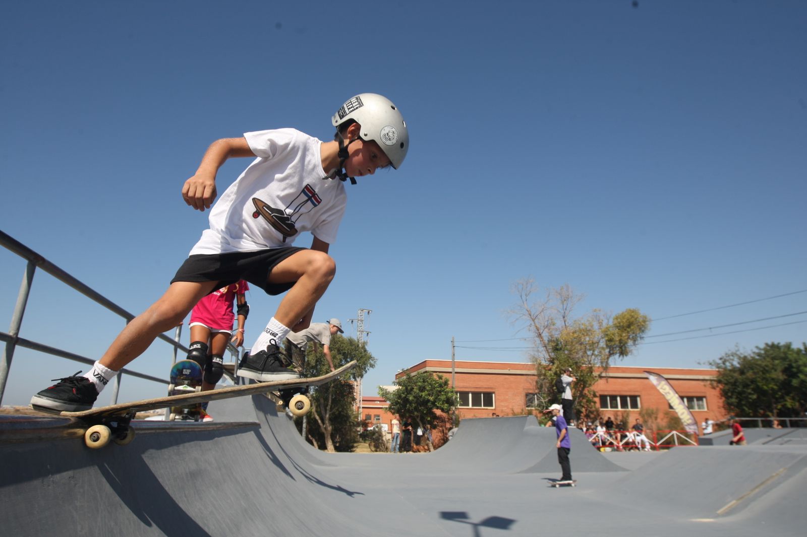 Los skaters se lucen en el parque de Las Albinas
