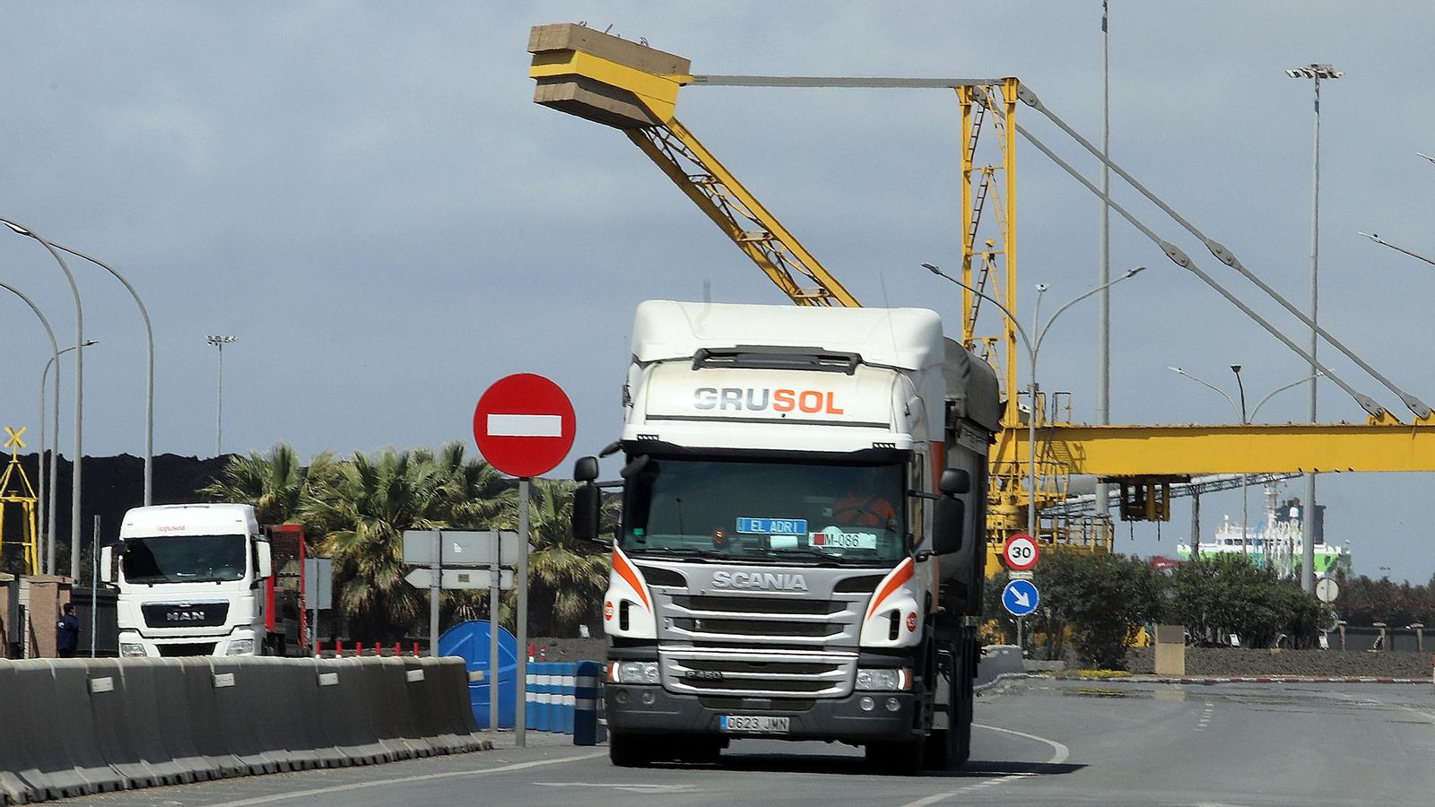 Tránsito de camiones en el Muelle Ingeniero Juan Gonzalo en la mañana de ayer.
