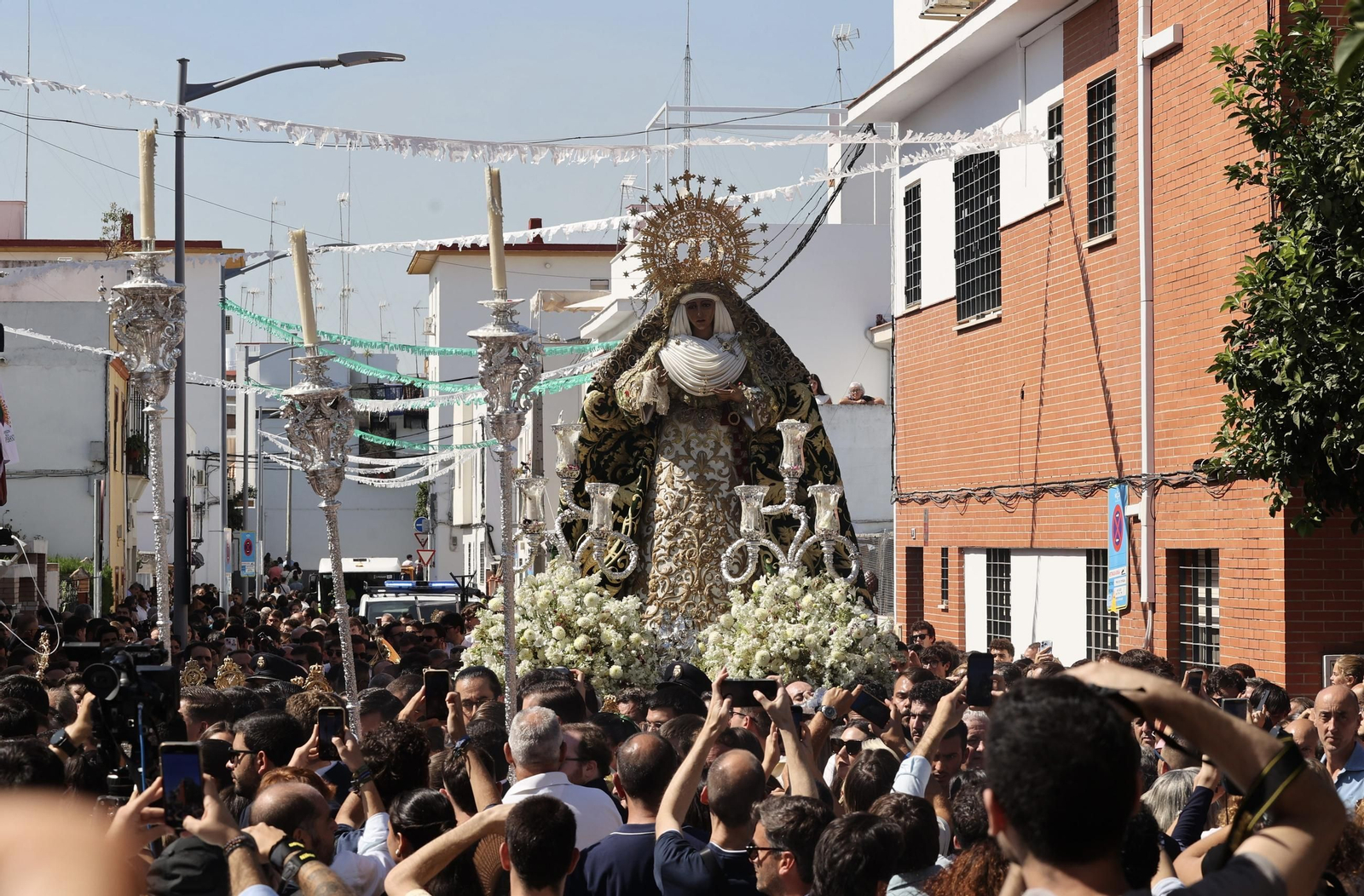 Fotos de la Misión de la Esperanza de Triana: del Tiro de Línea a las Letanías