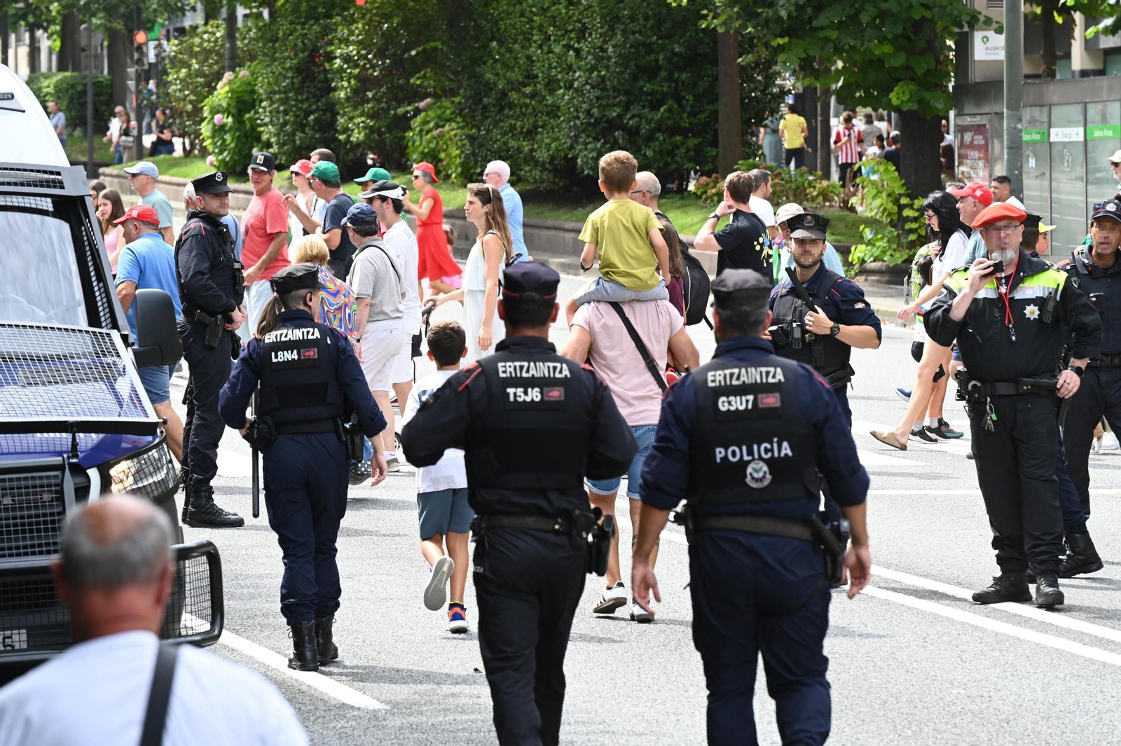 Las fotos de la Vuelta a España con el lío de la suspensión en Bilbao | Etapa 11