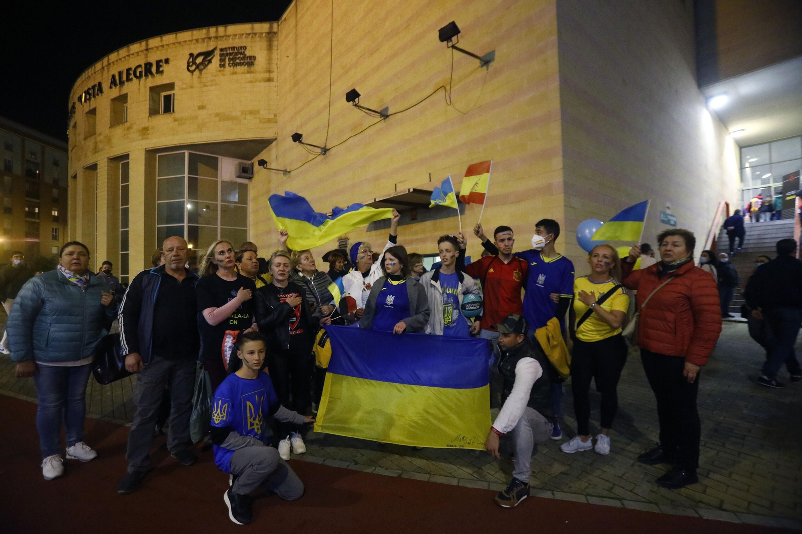 Un grupo de ucranianos en el pabellón de Vista Alegre, en Córdoba.