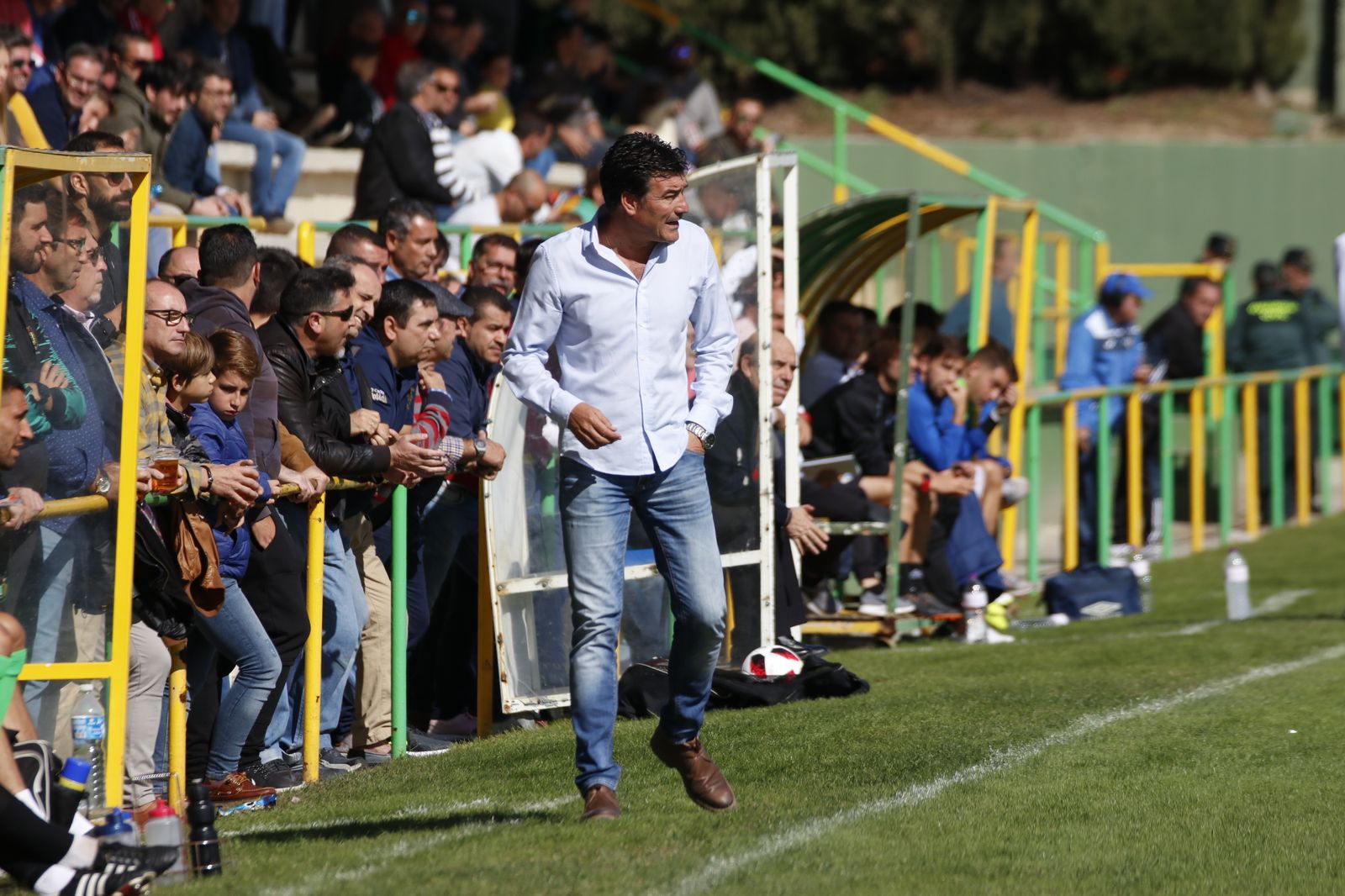 El técnico de la Unión, Rafa Escobar, da indicaciones desde la banda